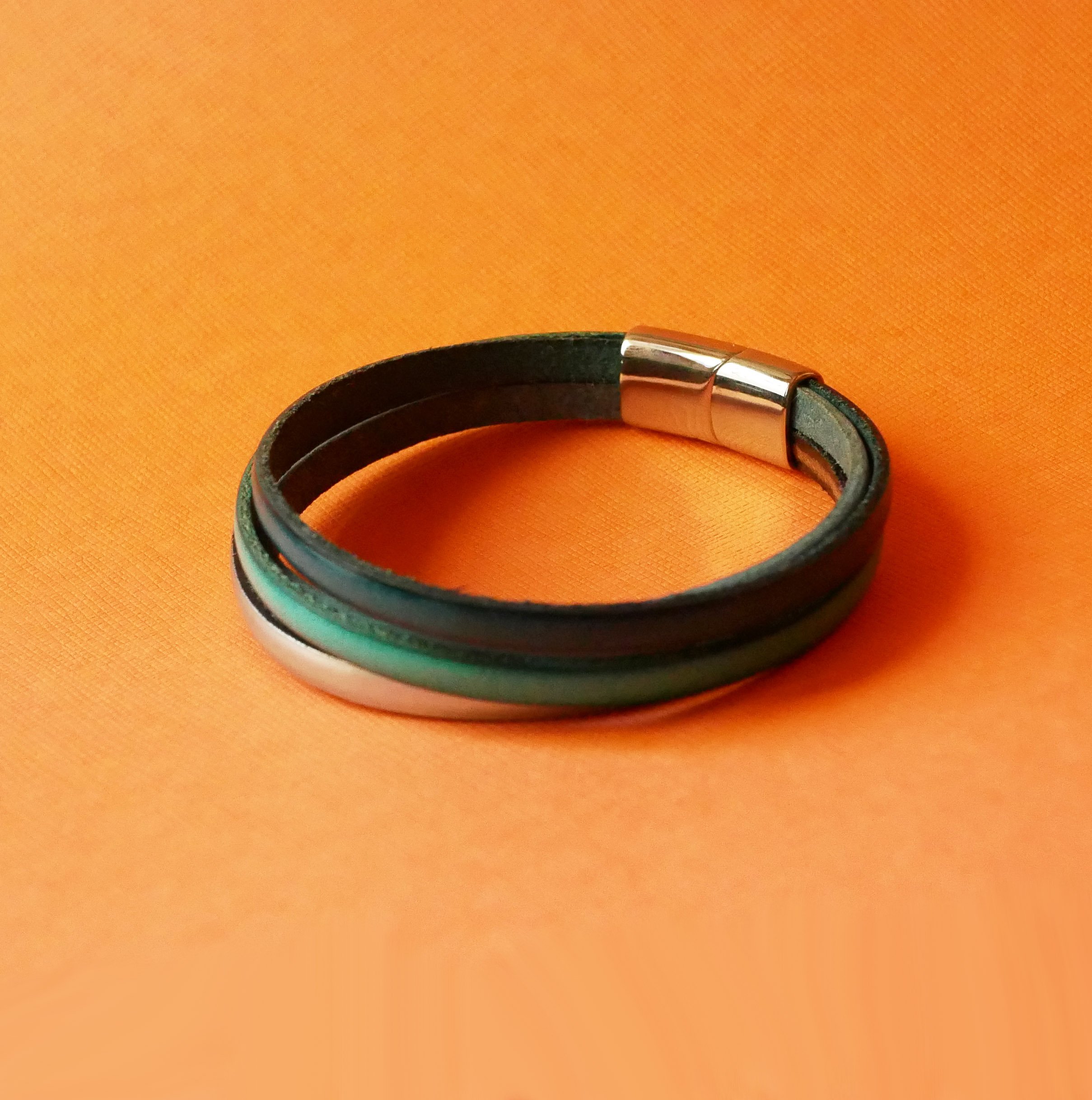 Manchetarmb&aring;nd med 4 turkise l&aelig;derstykker