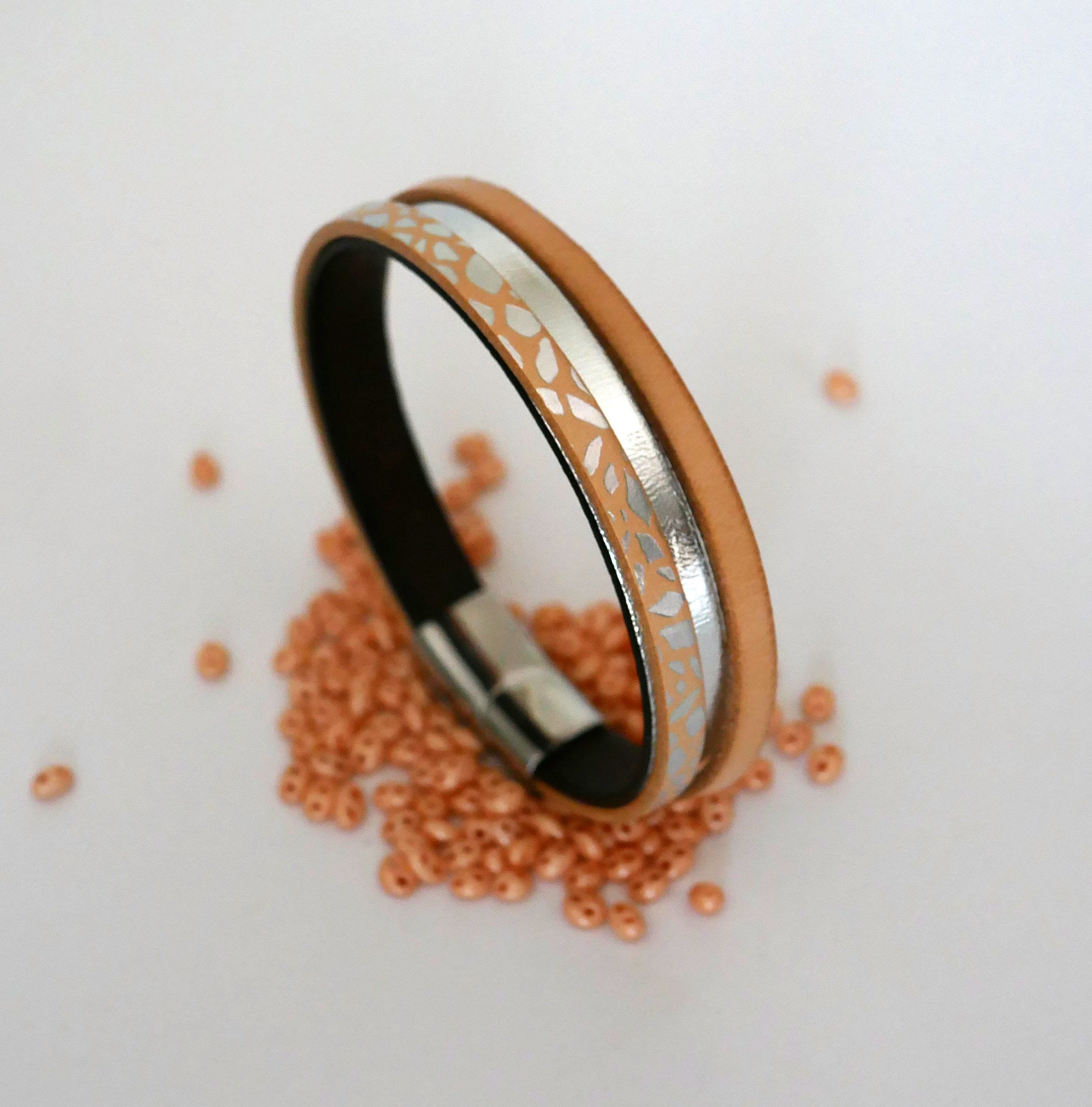 Manchetarmb&aring;nd til kvinder i natur- og s&oslash;lvfarvet l&aelig;der 