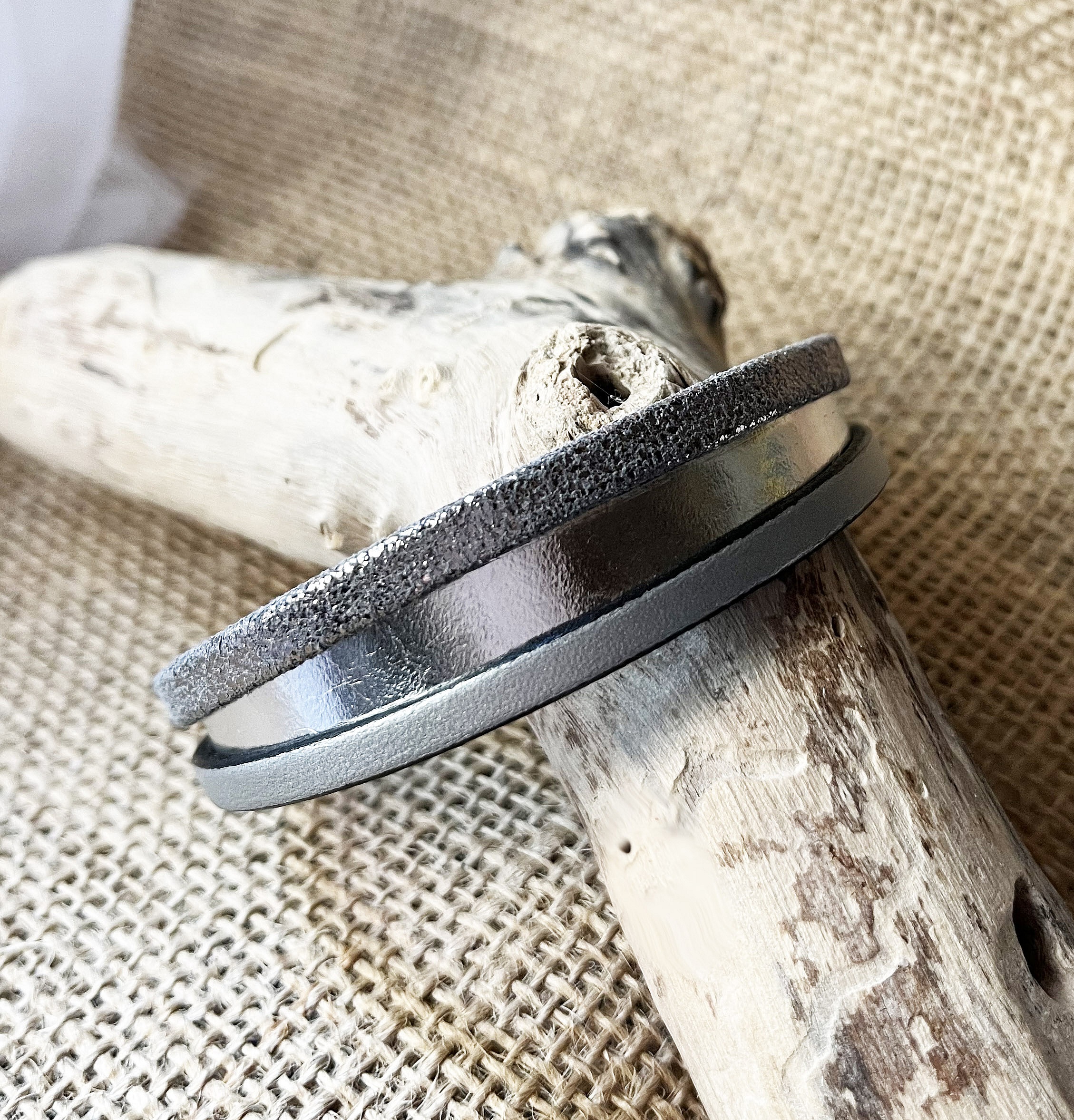 Bracelet manchette femme aux 3 cuirs argent&eacute; et gris fermoir &agrave; extension