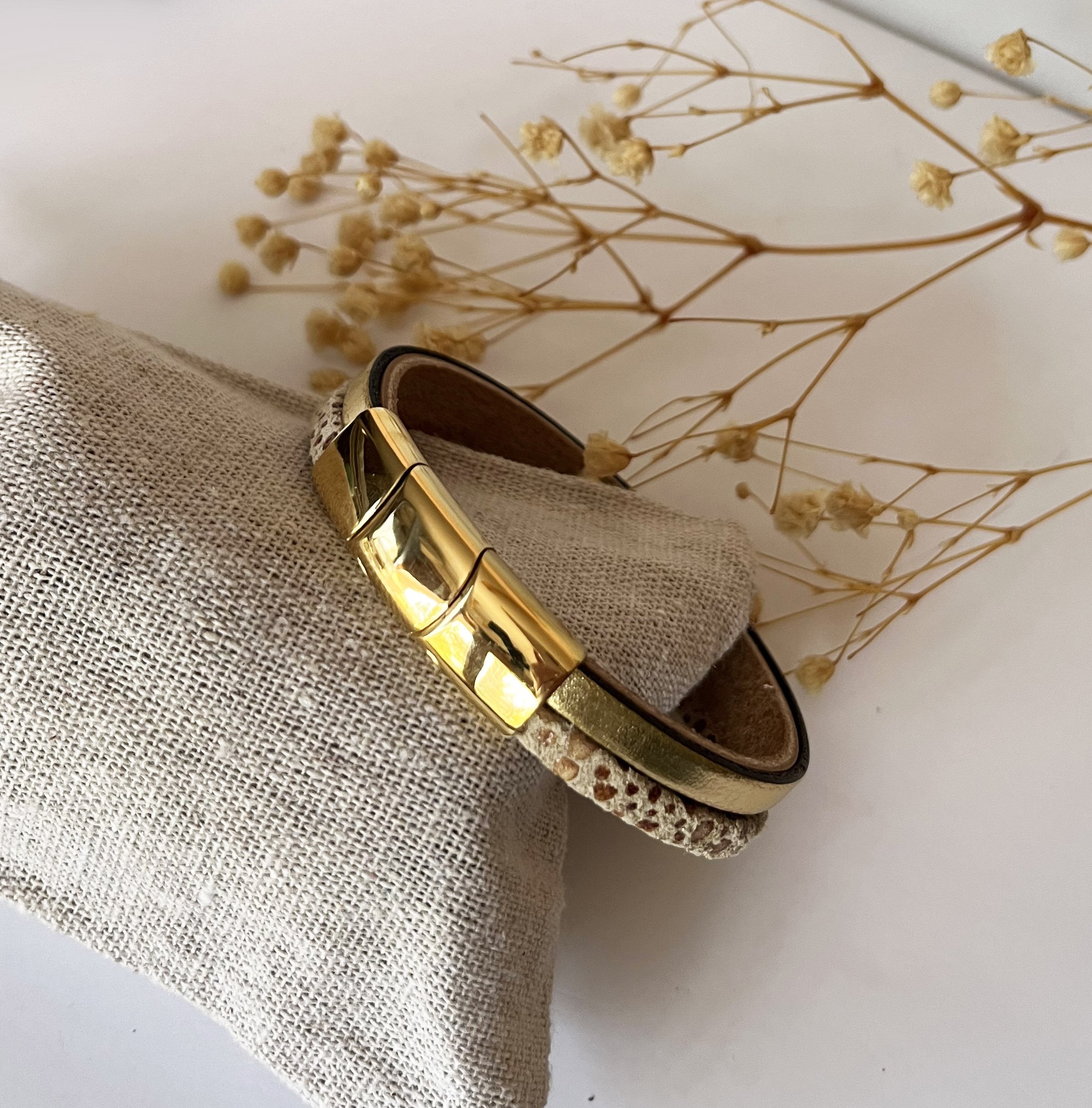 Bracelet manchette femme aux 3 cuirs beige et dor&eacute; fermoir &agrave; extension