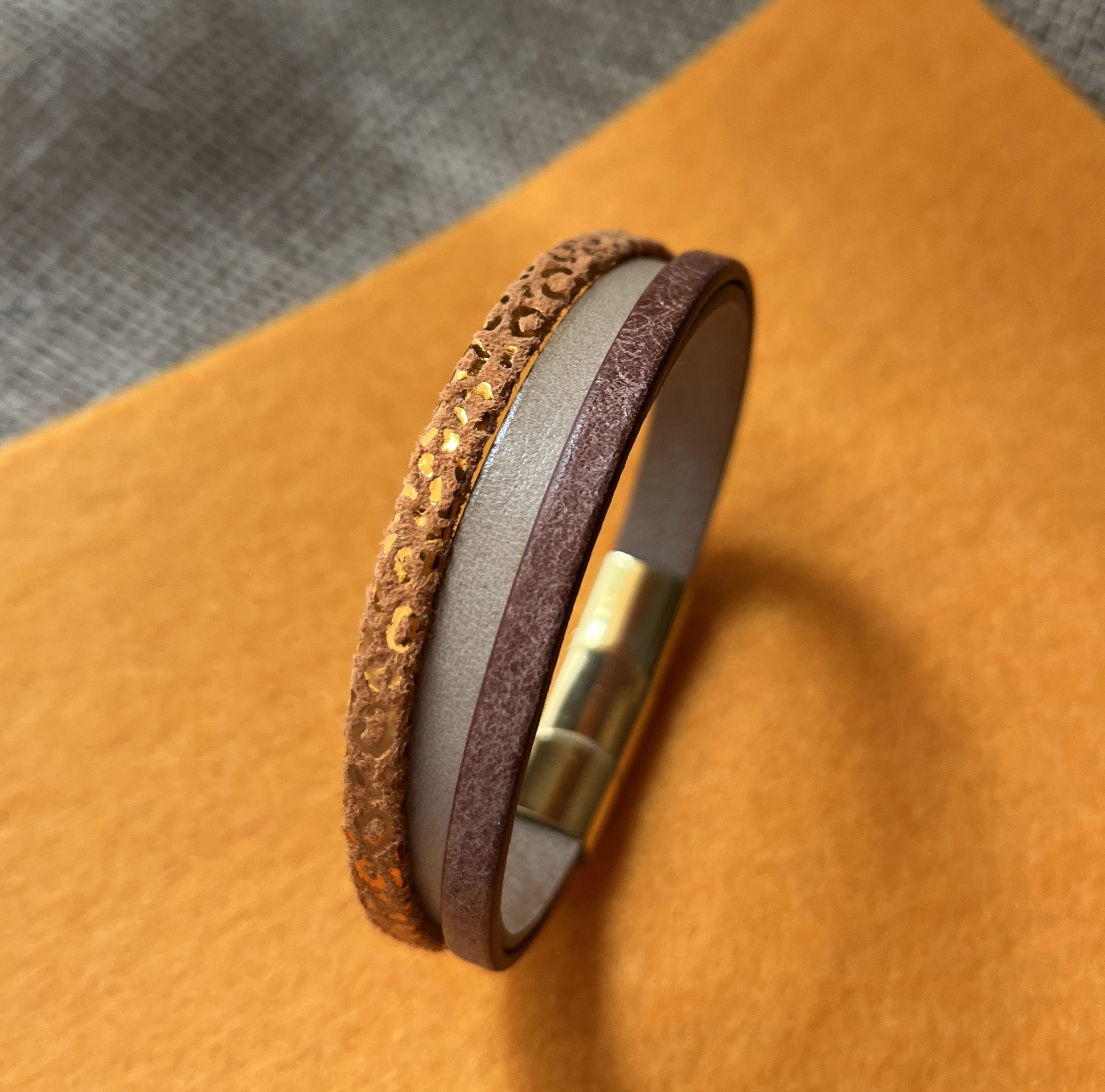 Bracelet manchette femme aux 3 cuirs Orange, beige et dor&eacute;