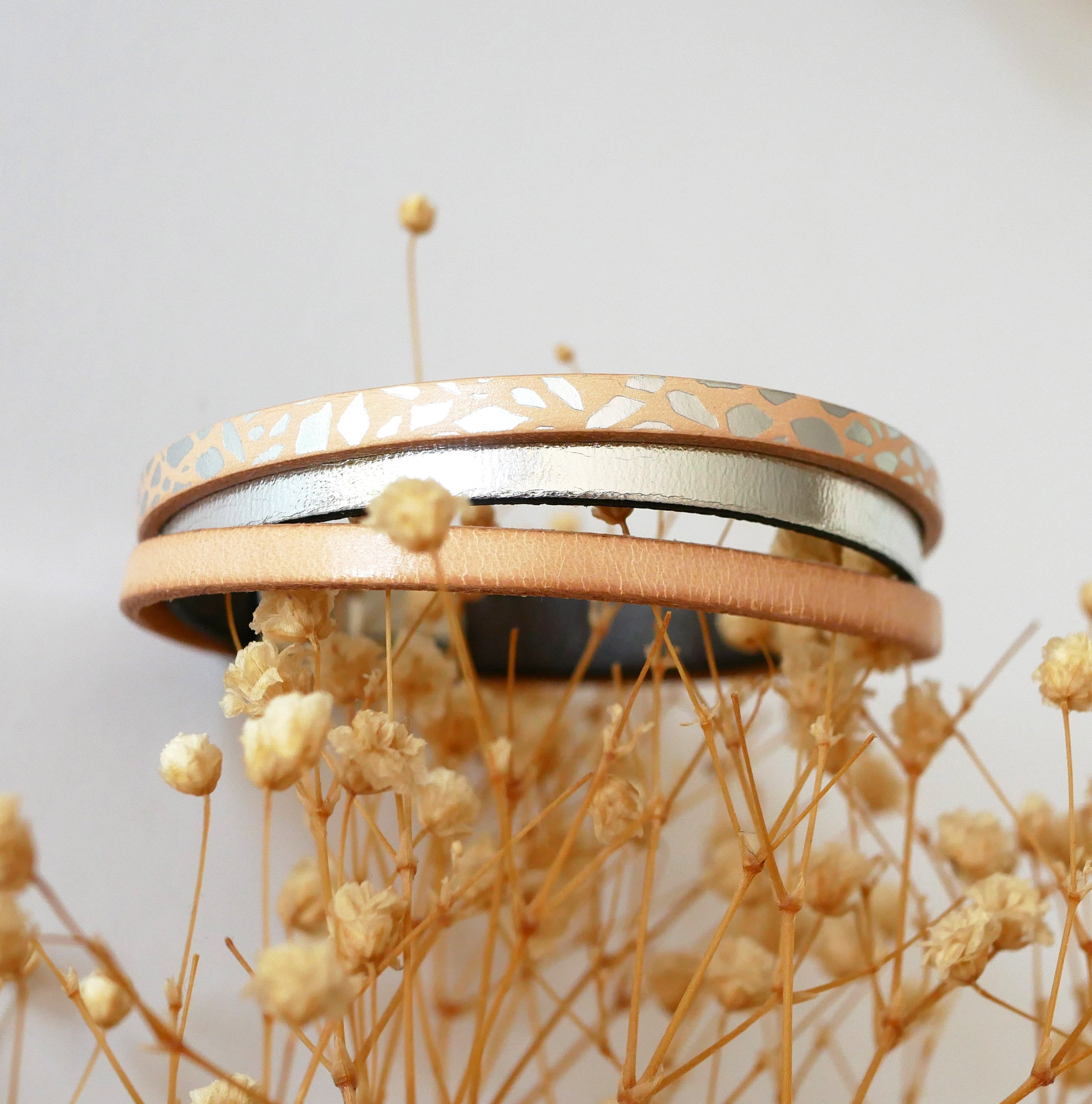 Manchetarmb&aring;nd til kvinder i natur- og s&oslash;lvfarvet l&aelig;der 