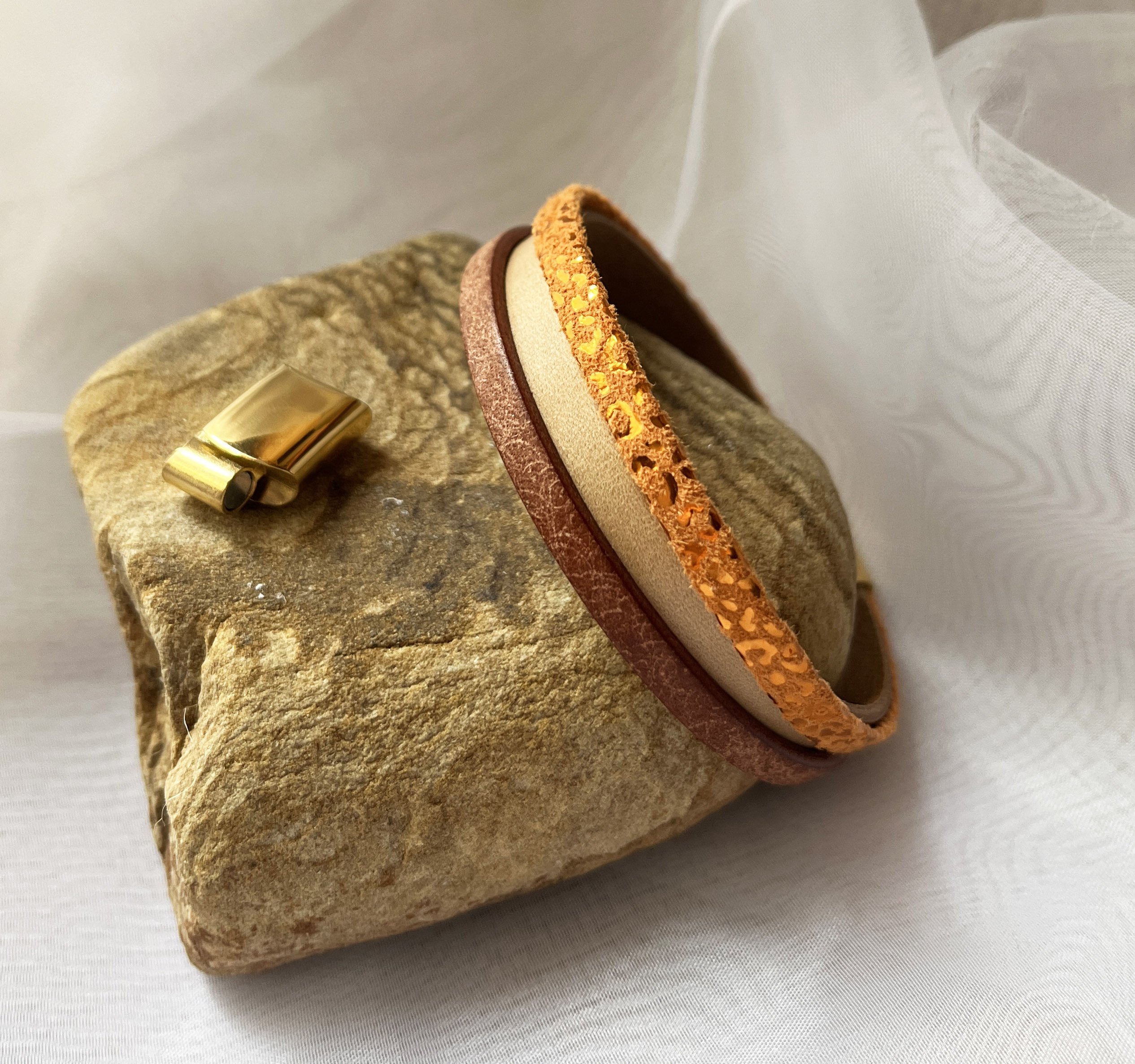 Bracelet manchette femme aux 3 cuirs Orange, beige et dor&eacute;