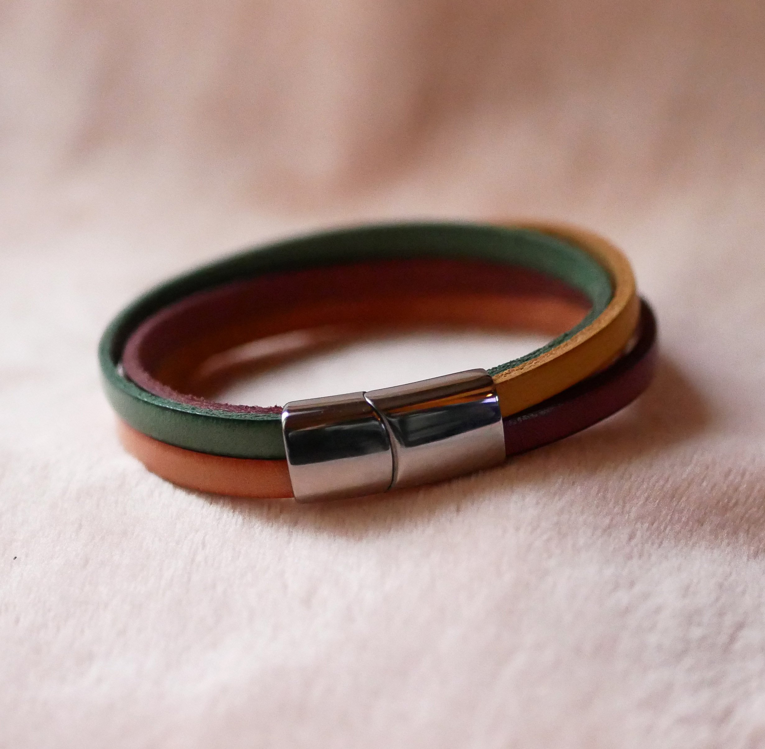 Manchetarmb&aring;nd til kvinder i 4 pastelfarvede l&aelig;dertyper