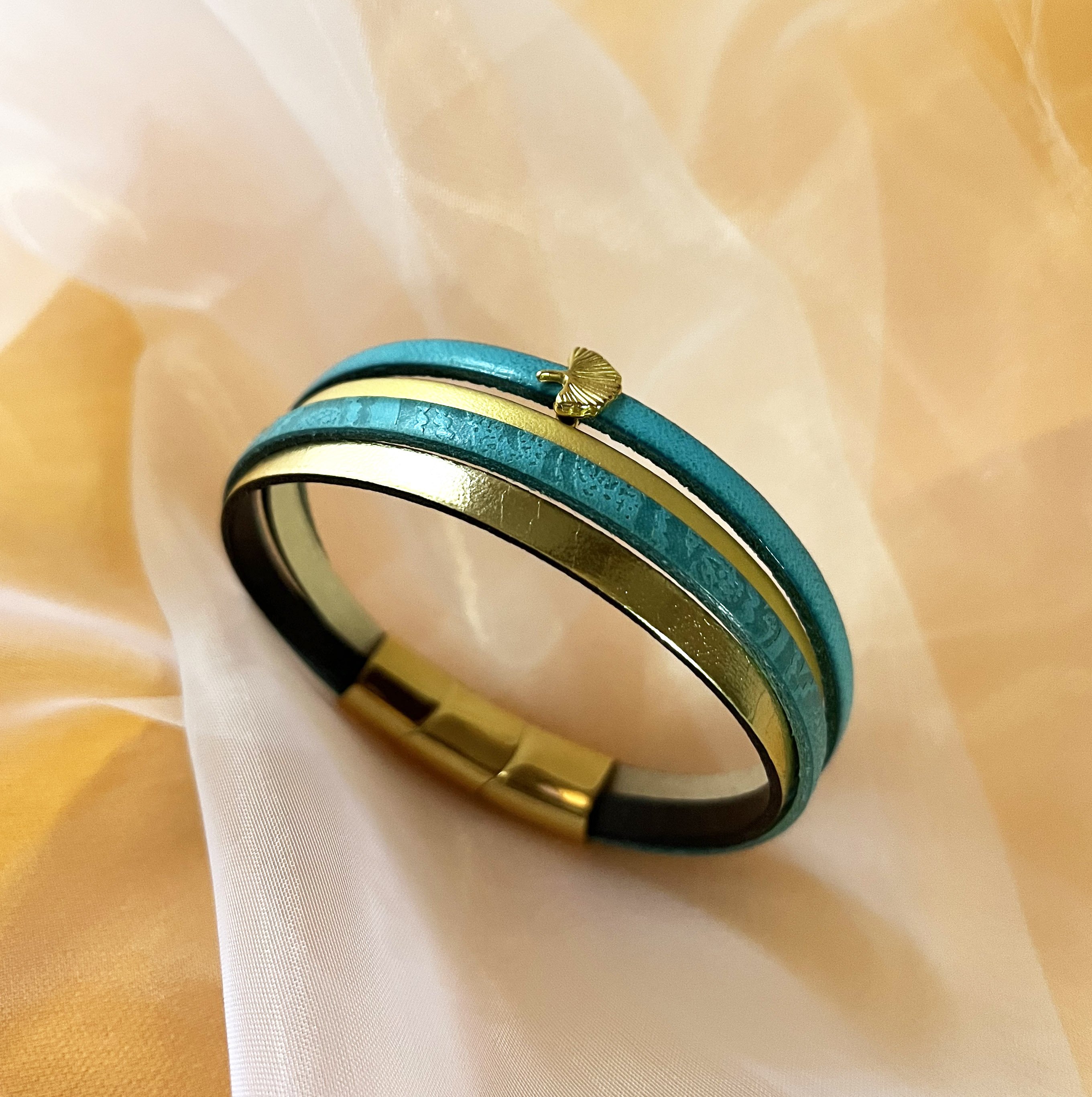 Bracelet manchette femme aux 4 cuirs turquoises et dorés au fermoir à extension