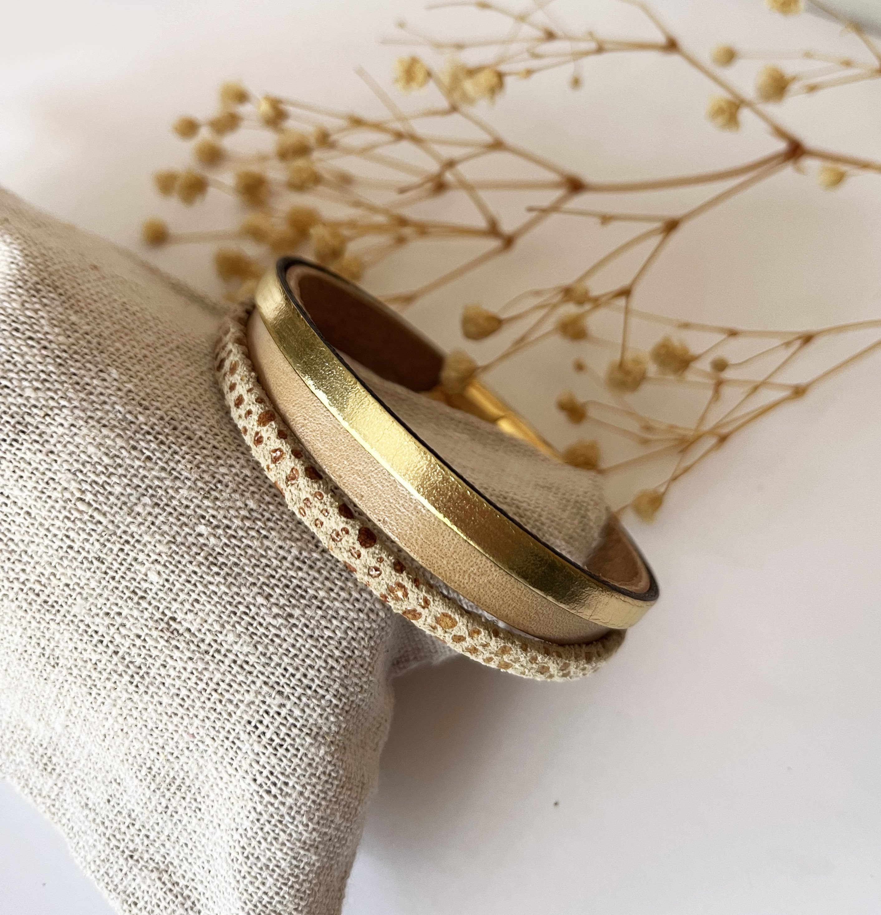 Bracelet manchette femme aux 3 cuirs beige et dor&eacute; fermoir &agrave; extension