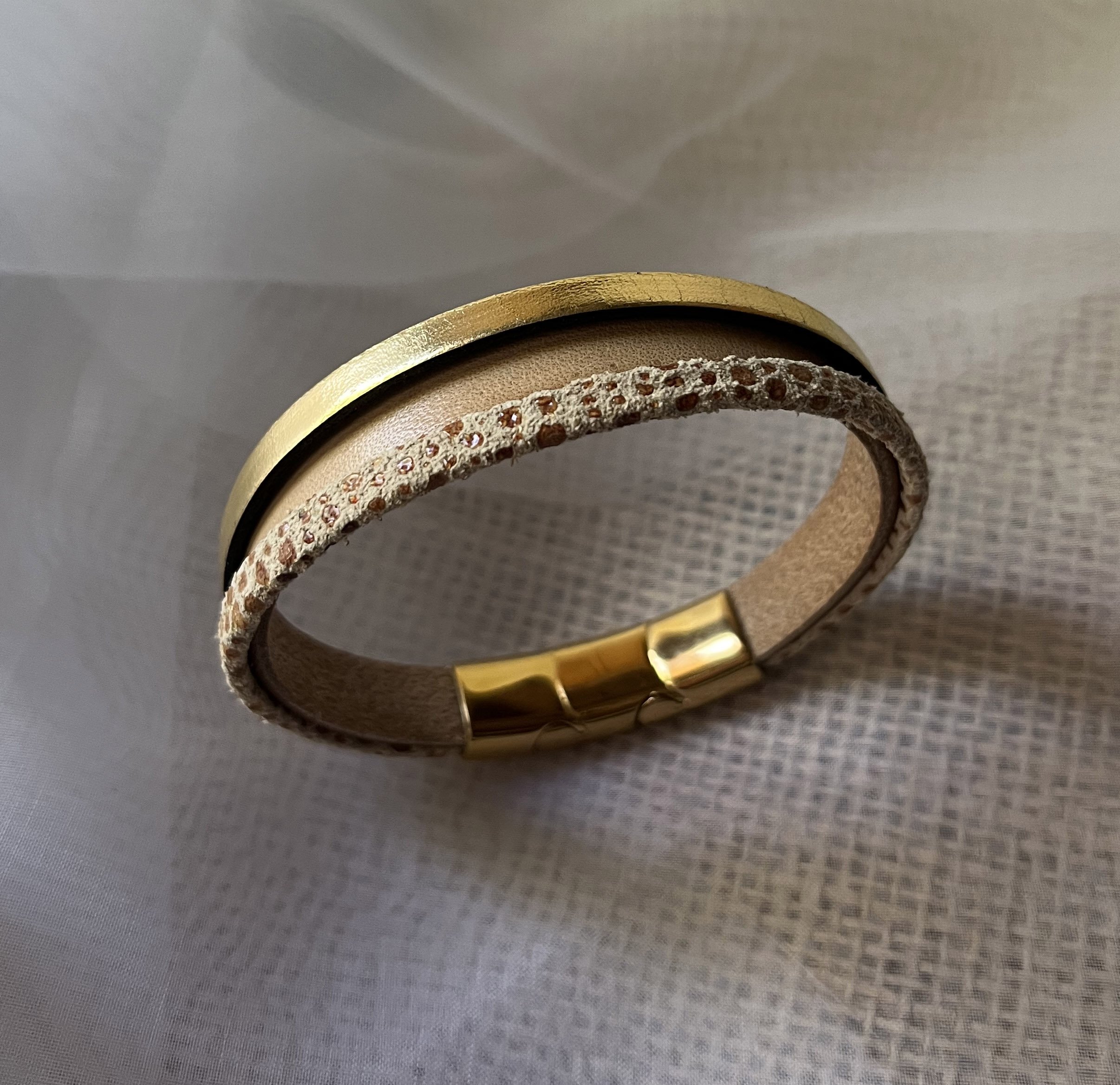 Bracelet manchette femme aux 3 cuirs beige et dor&eacute; fermoir &agrave; extension