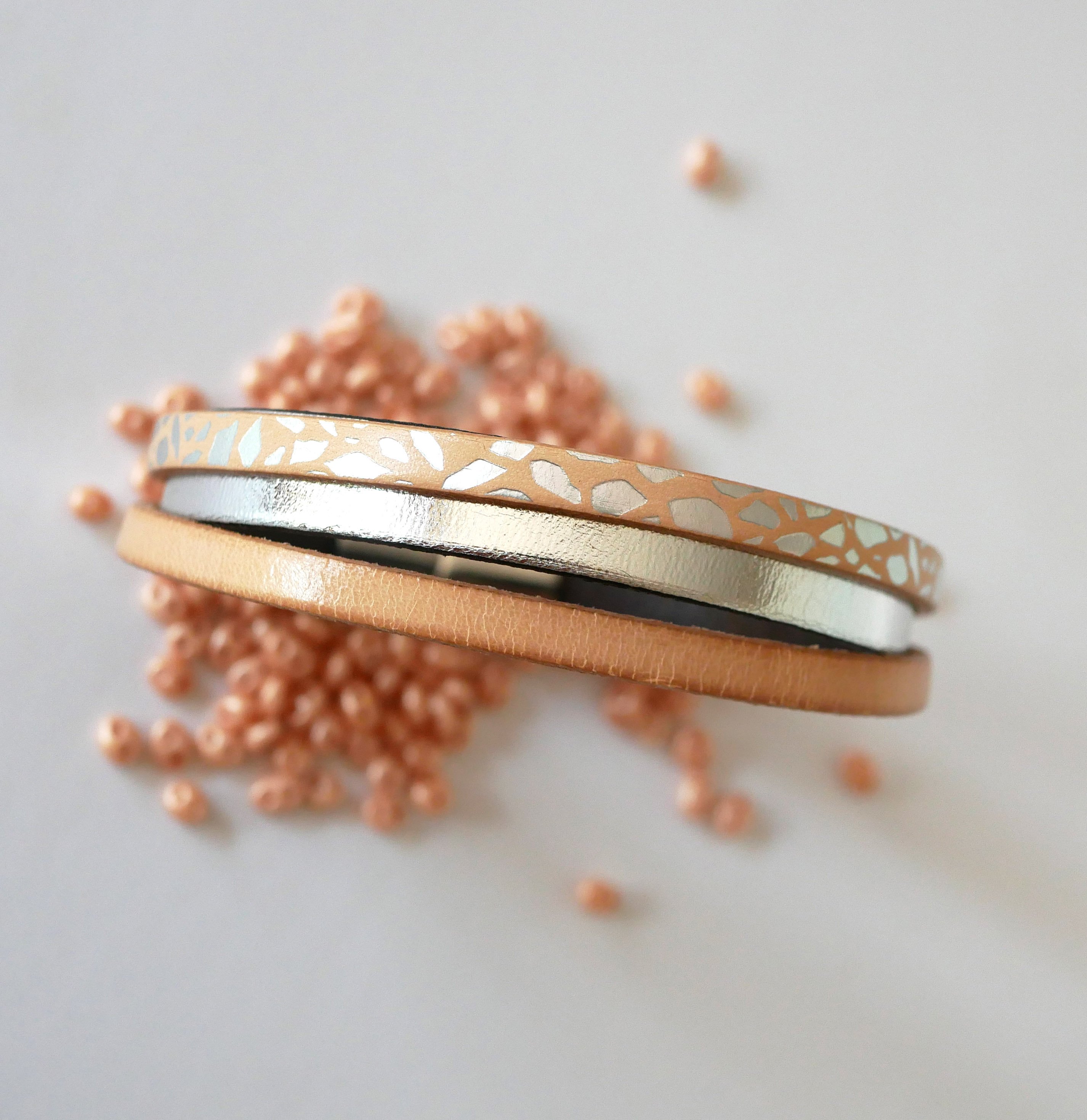 Manchetarmb&aring;nd til kvinder i natur- og s&oslash;lvfarvet l&aelig;der 