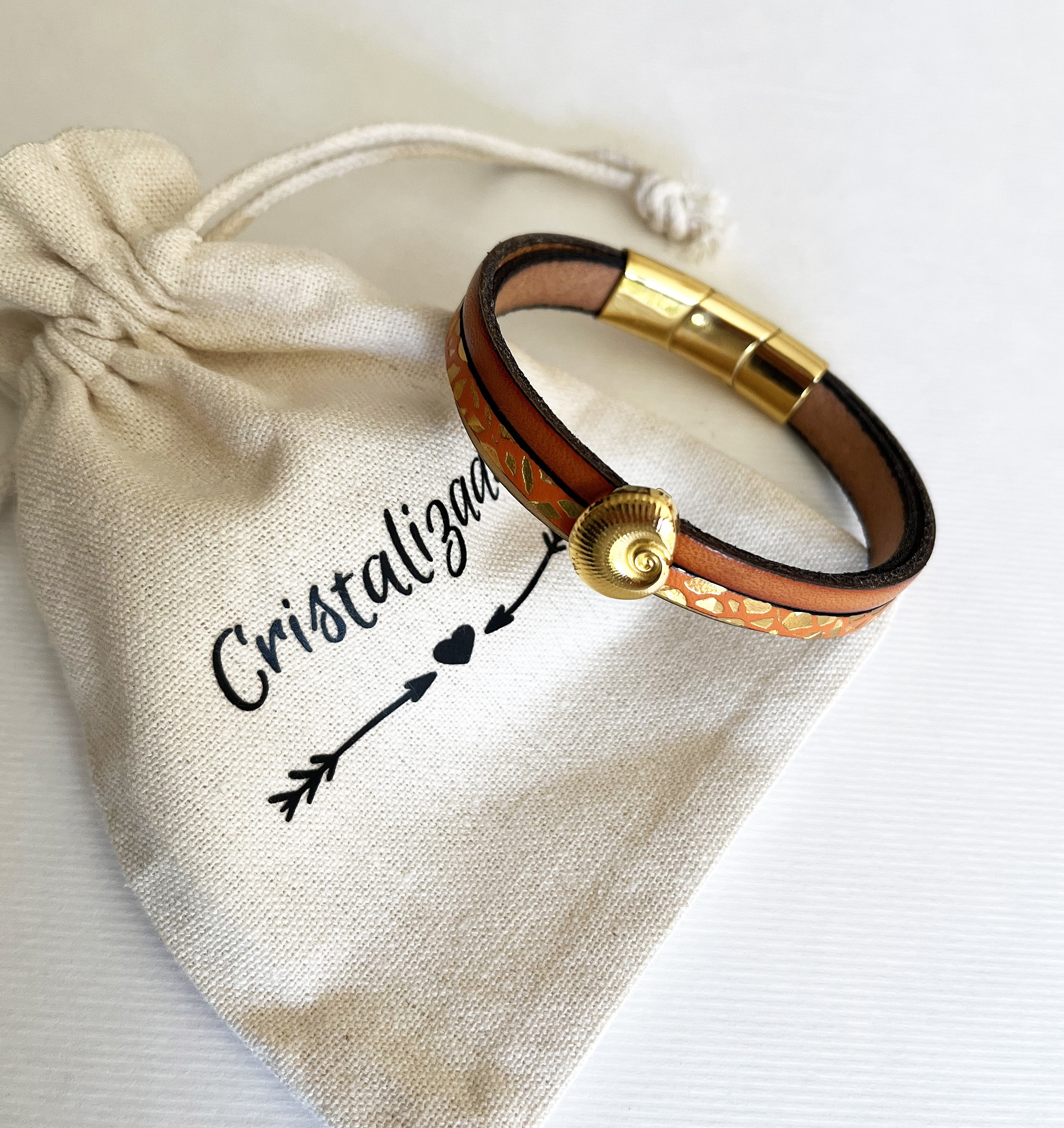 Manchetarmb&aring;nd i guld til kvinde Guld og orange skal