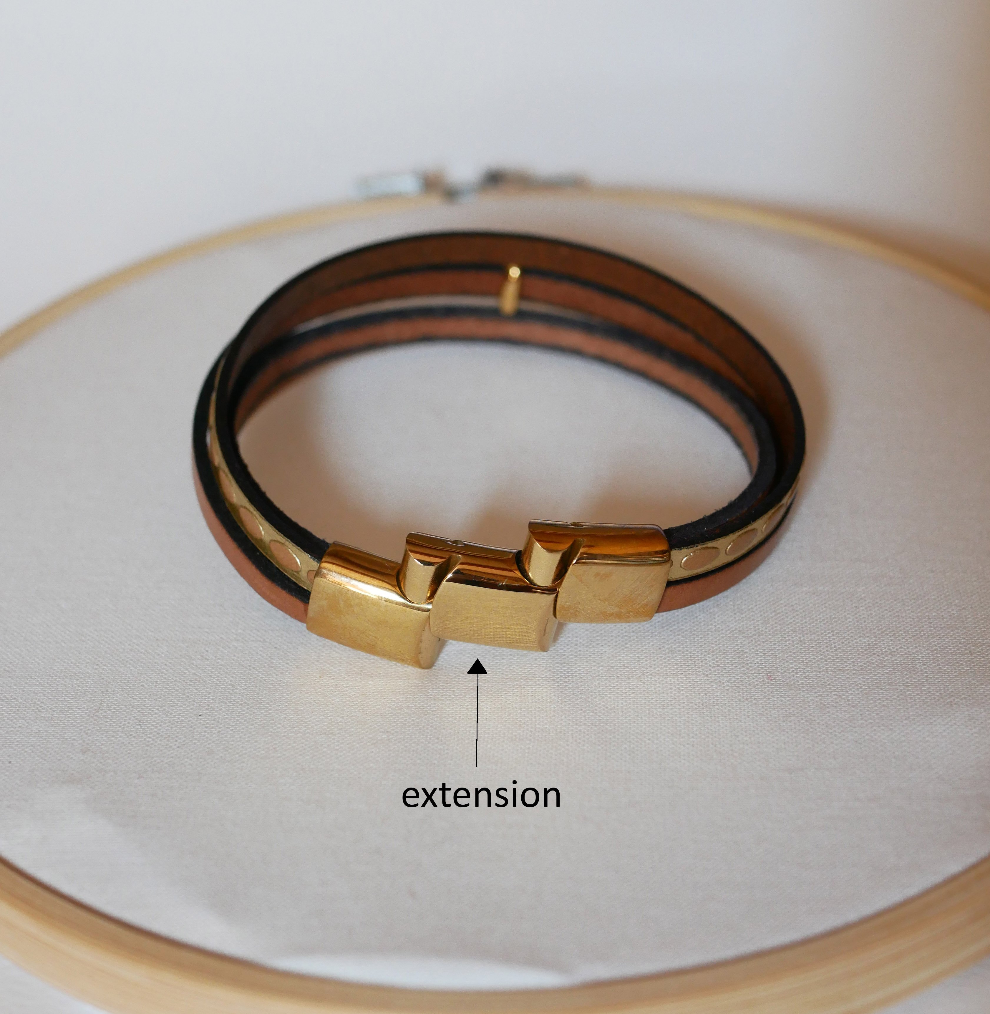 Guldmanchetarmb&aring;nd til kvinder med mini livstr&aelig;-cabochon