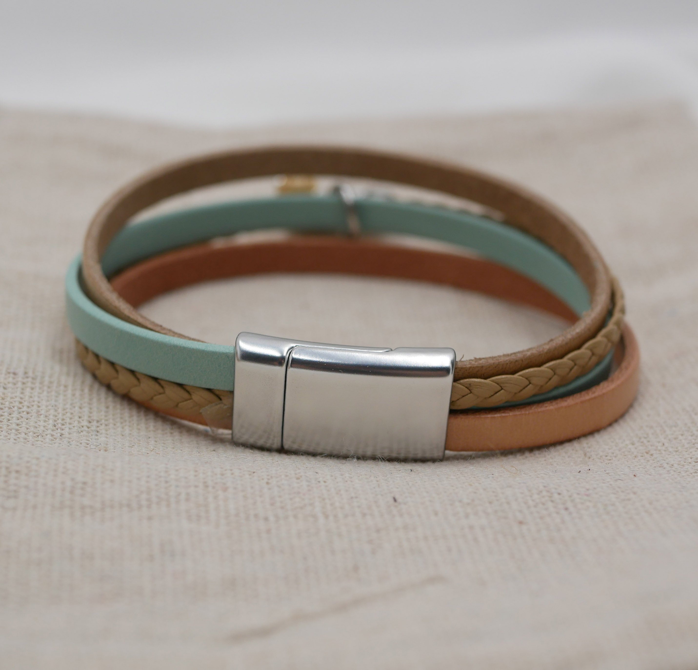 Manchetarmb&aring;nd i multi-l&aelig;der til kvinder Sandbeige vedh&aelig;ng efter eget valg