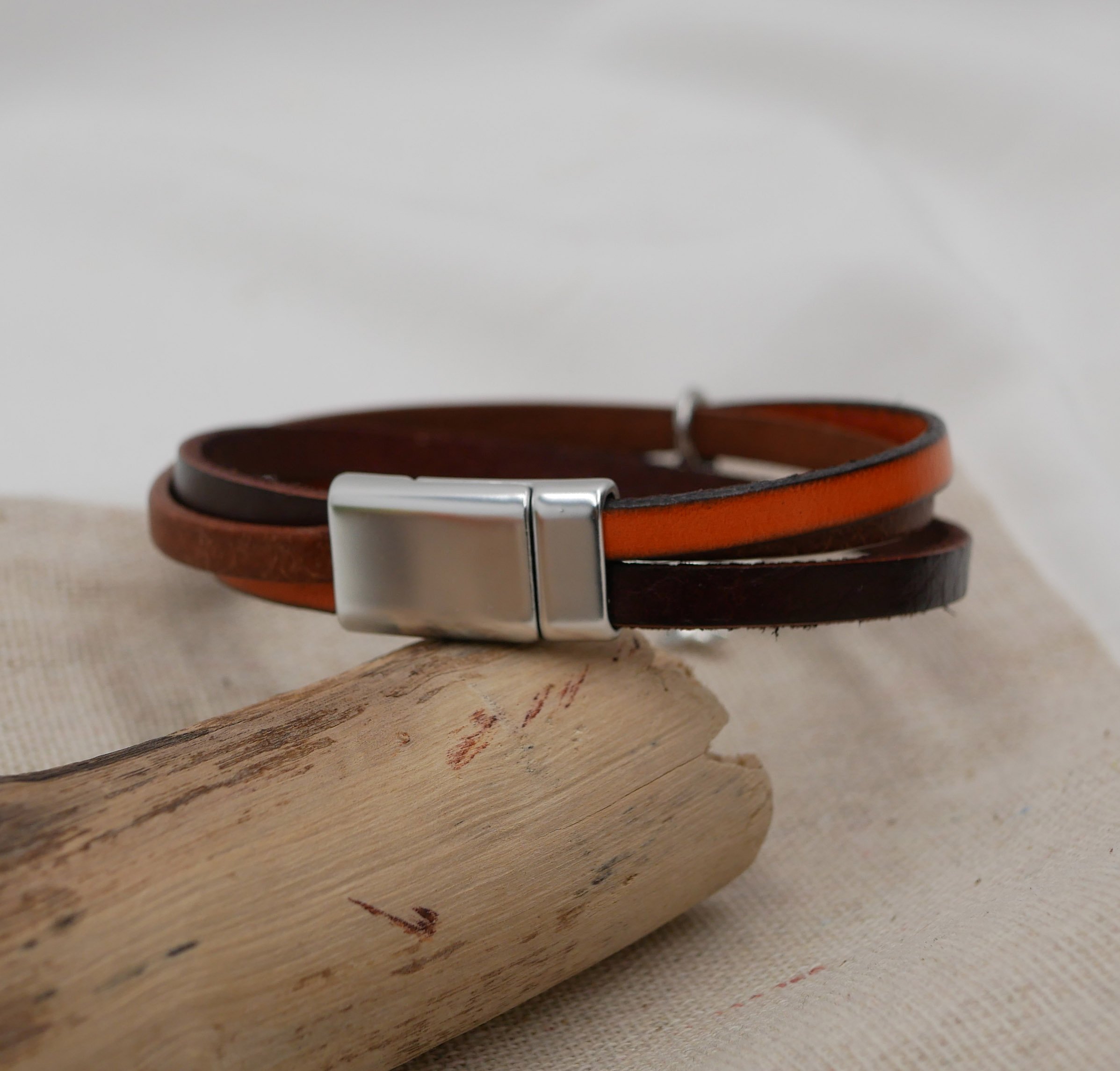 Manchetarmb&aring;nd i multi-l&aelig;der til kvinder Efter&aring;rsvedh&aelig;ng efter eget valg