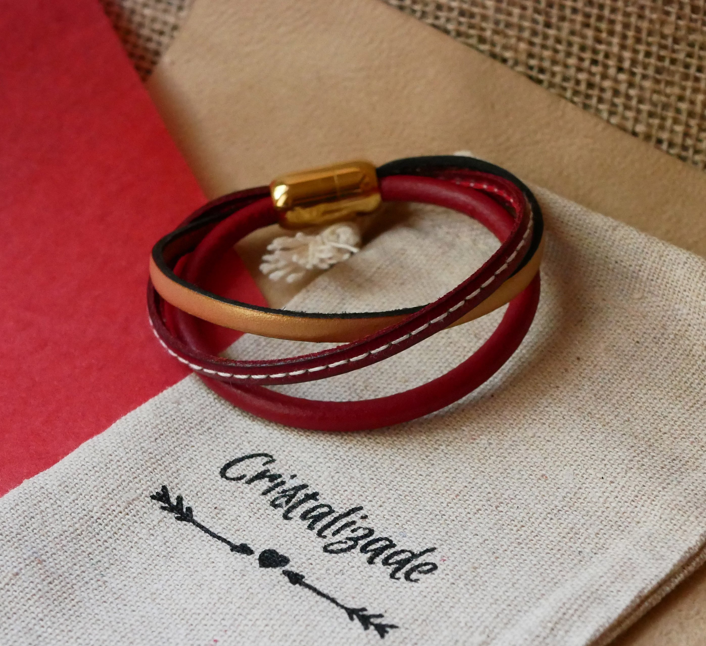 Manchetarmb&aring;nd til kvinder i r&oslash;dt og guld med flere l&aelig;dertyper