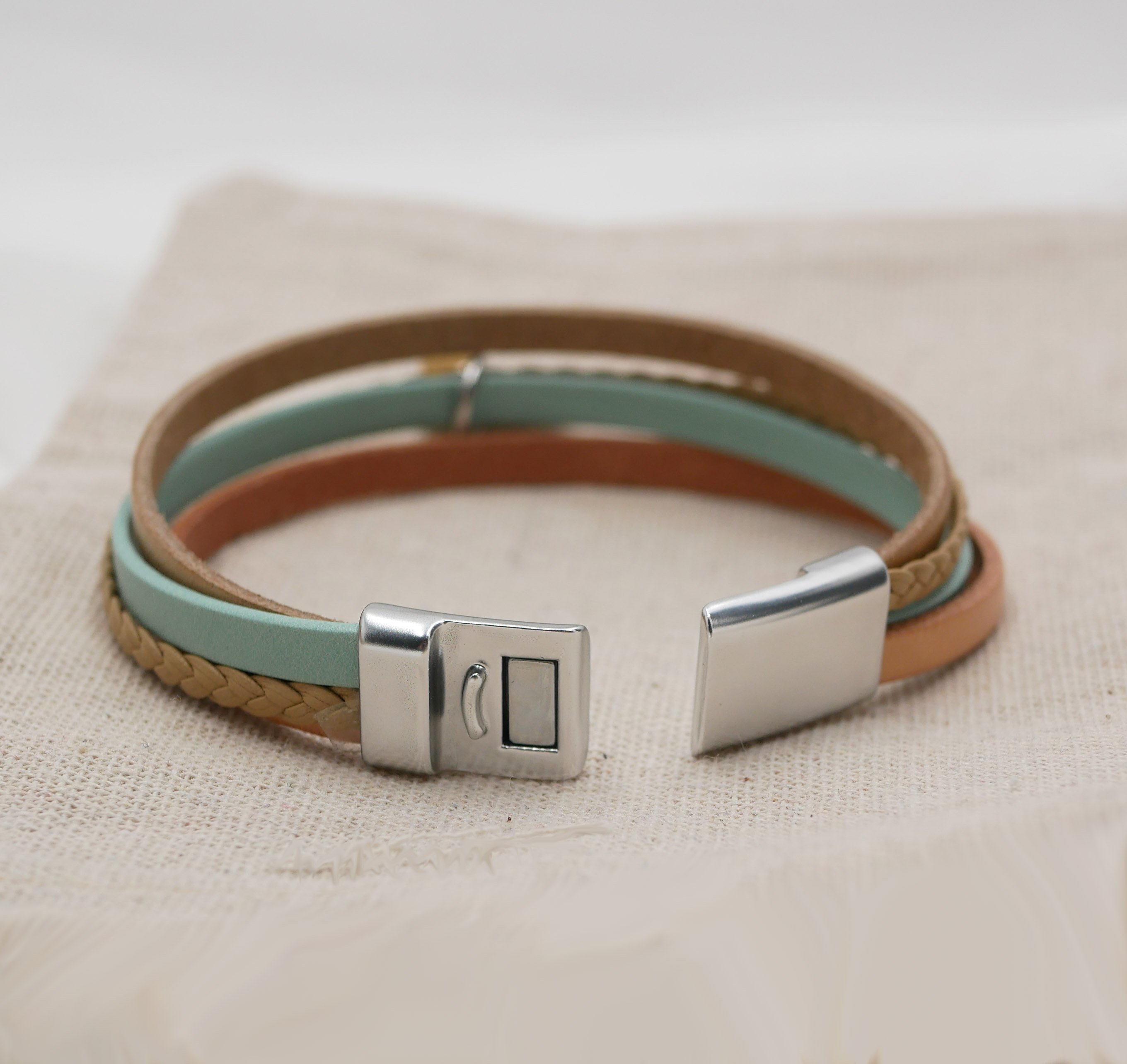 Manchetarmb&aring;nd i multi-l&aelig;der til kvinder Sandbeige vedh&aelig;ng efter eget valg