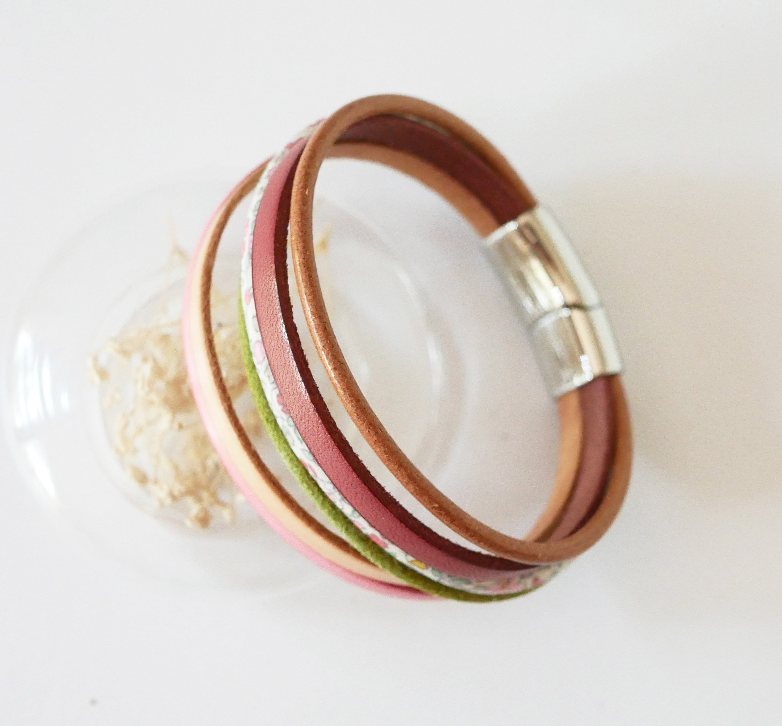 Manchetarmb&aring;nd i pastelfarvet l&aelig;der og blomstret Liberty-snor