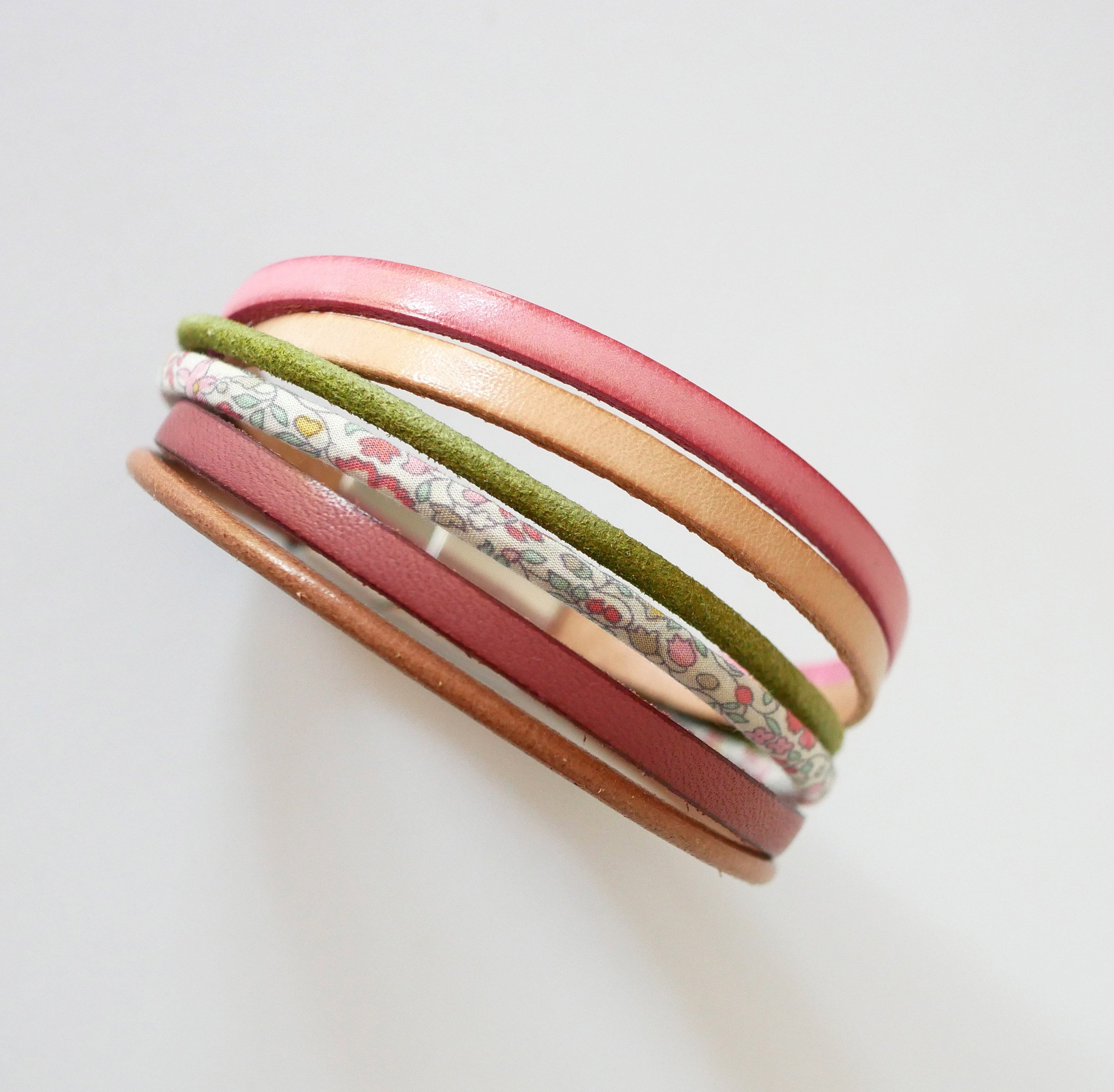 Manchetarmb&aring;nd i pastelfarvet l&aelig;der og blomstret Liberty-snor