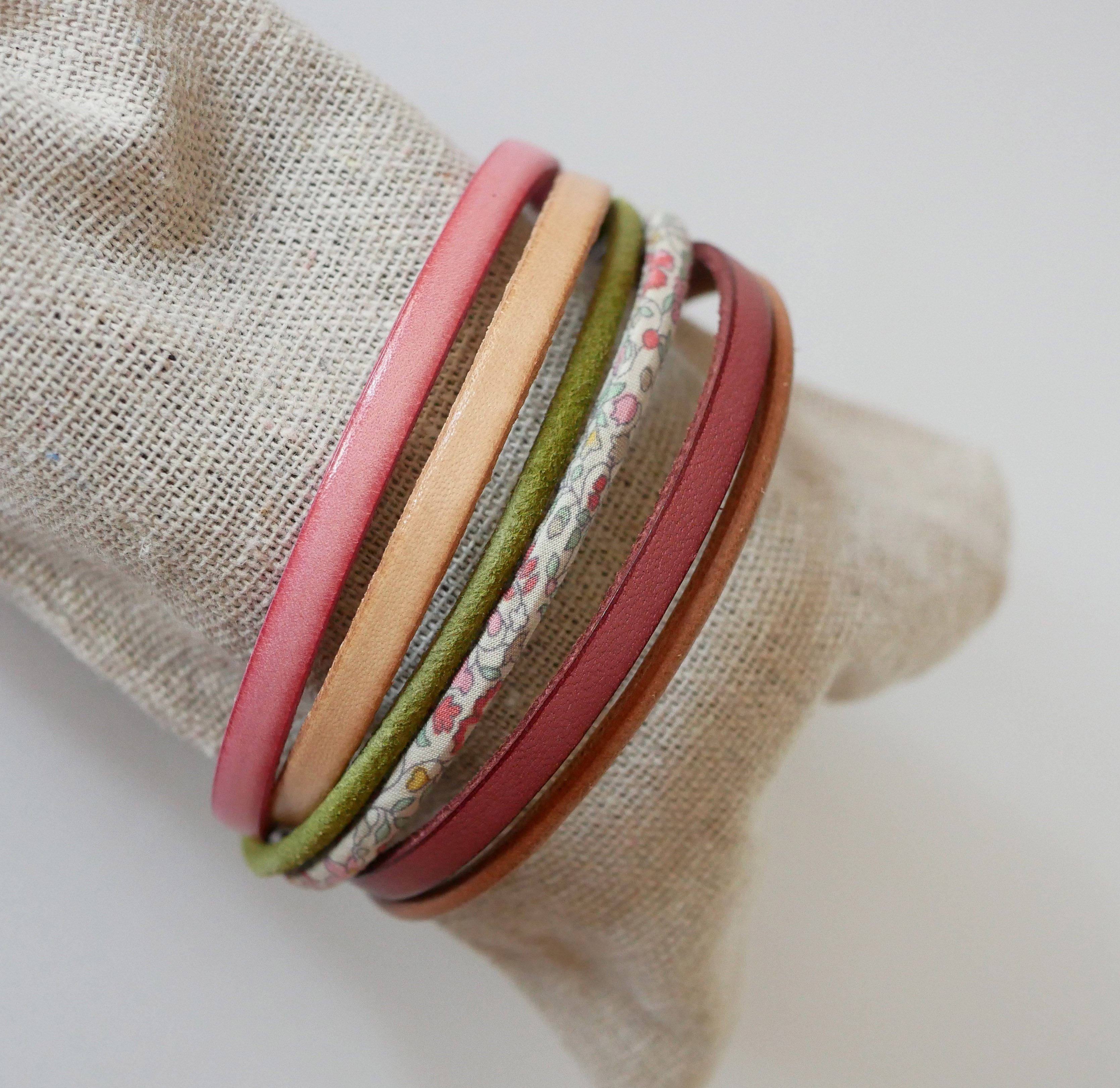 Manchetarmb&aring;nd i pastelfarvet l&aelig;der og blomstret Liberty-snor