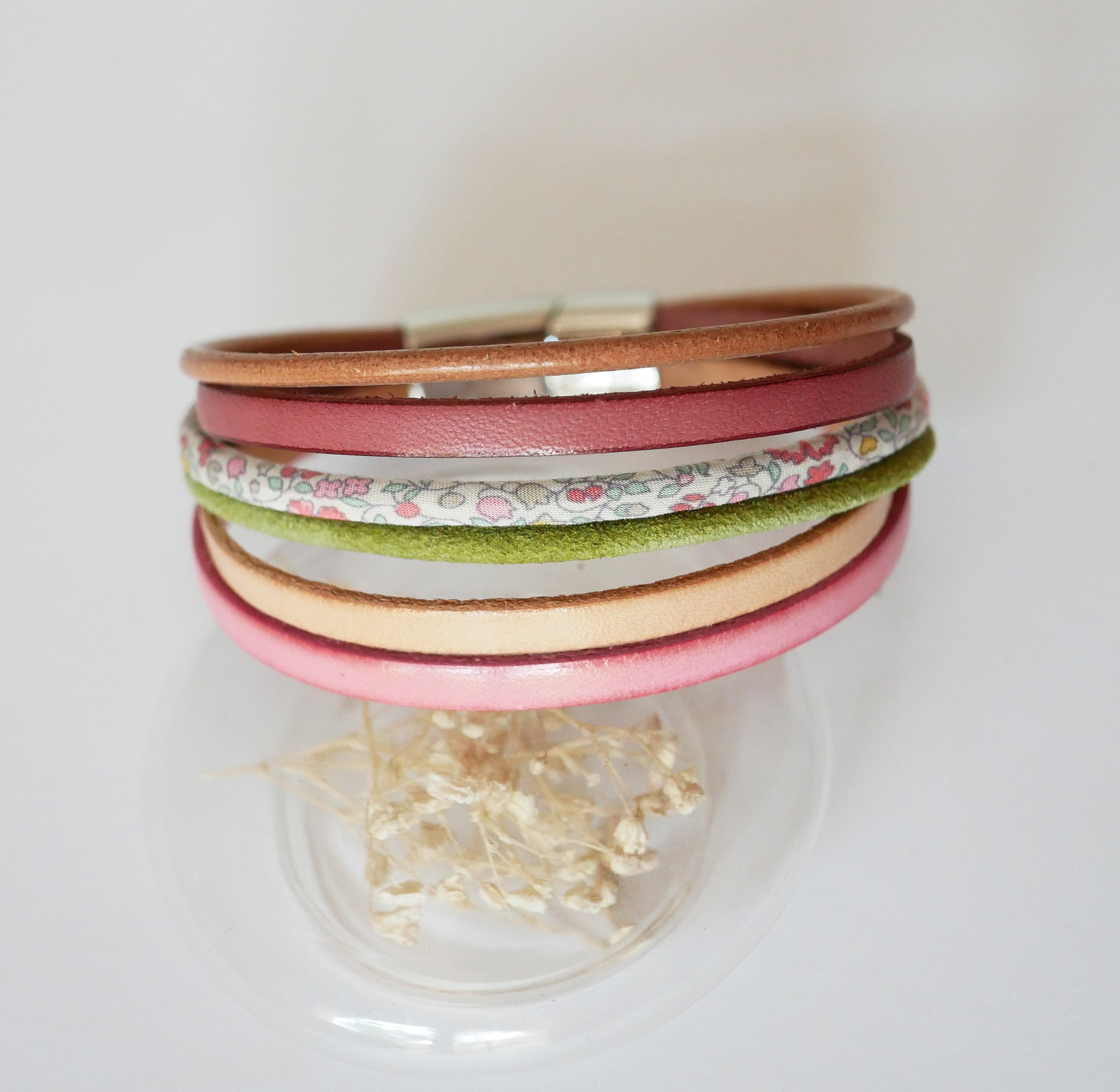 Manchetarmb&aring;nd i pastelfarvet l&aelig;der og blomstret Liberty-snor