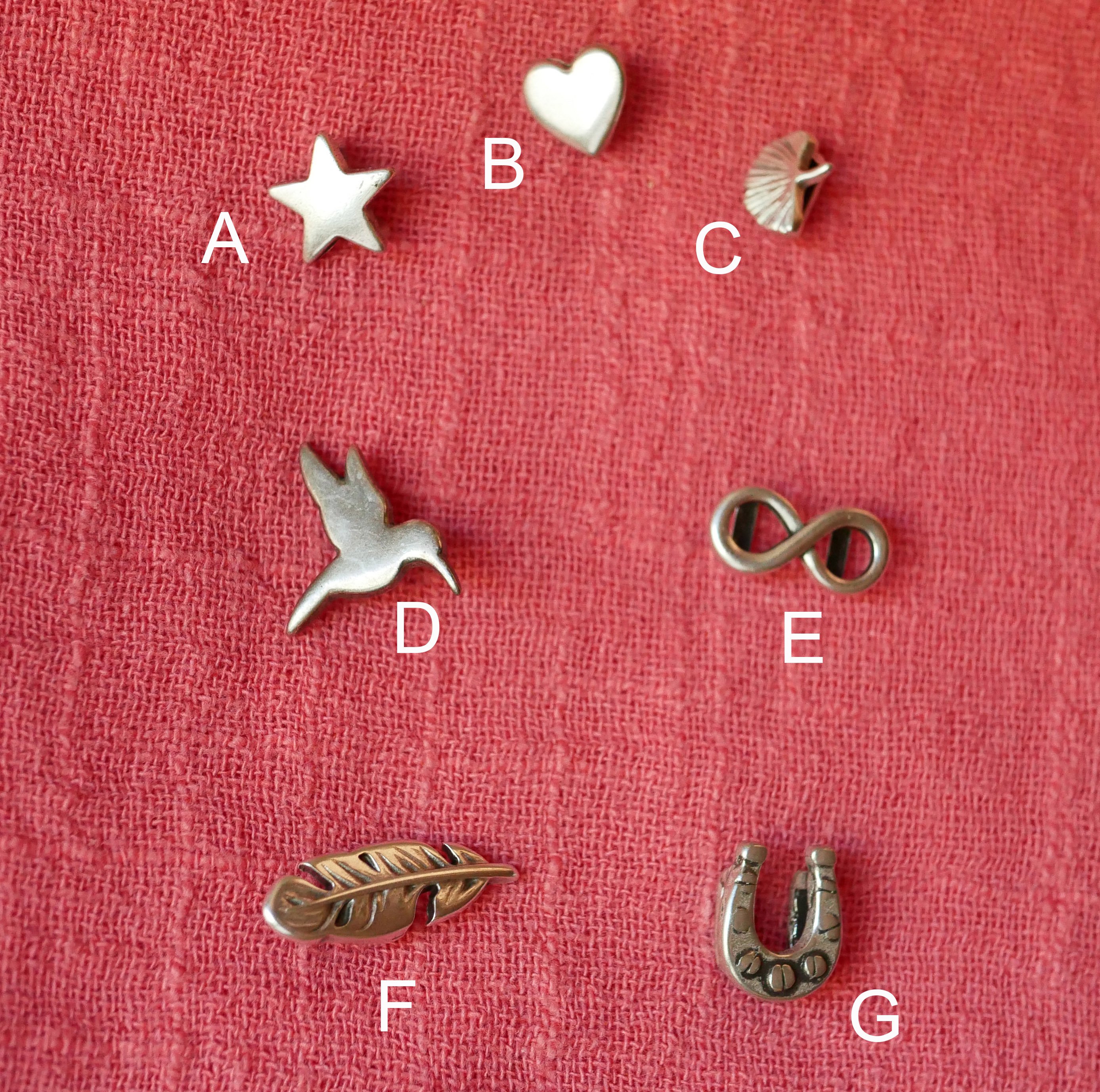 Manchetarmb&aring;nd i fuchsiafarvet l&aelig;der med 2 s&oslash;lvfarvede sl&oslash;jfer