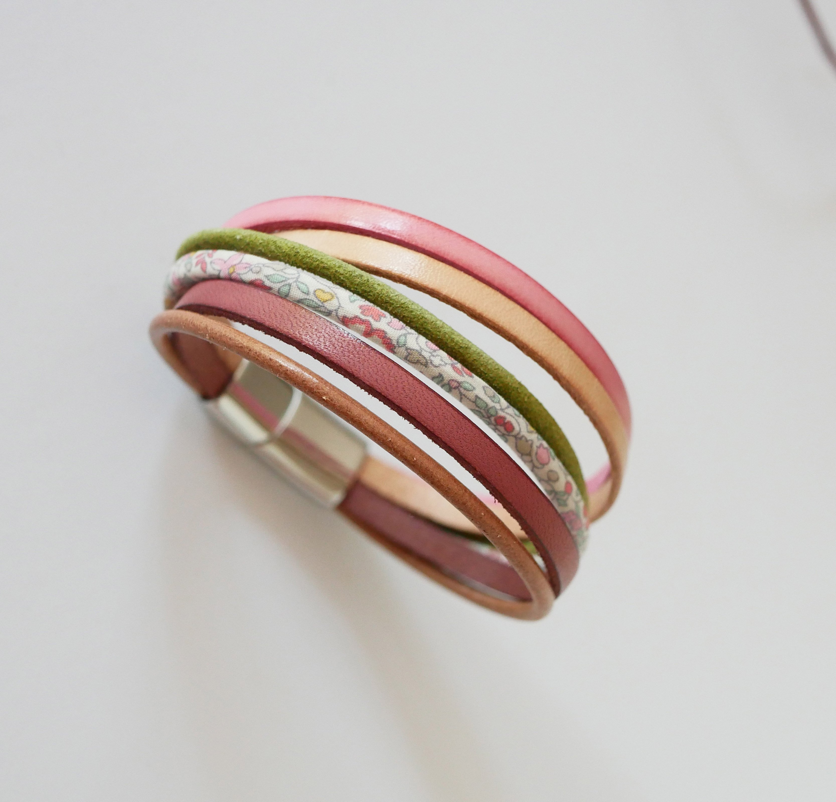 Manchetarmb&aring;nd i pastelfarvet l&aelig;der og blomstret Liberty-snor