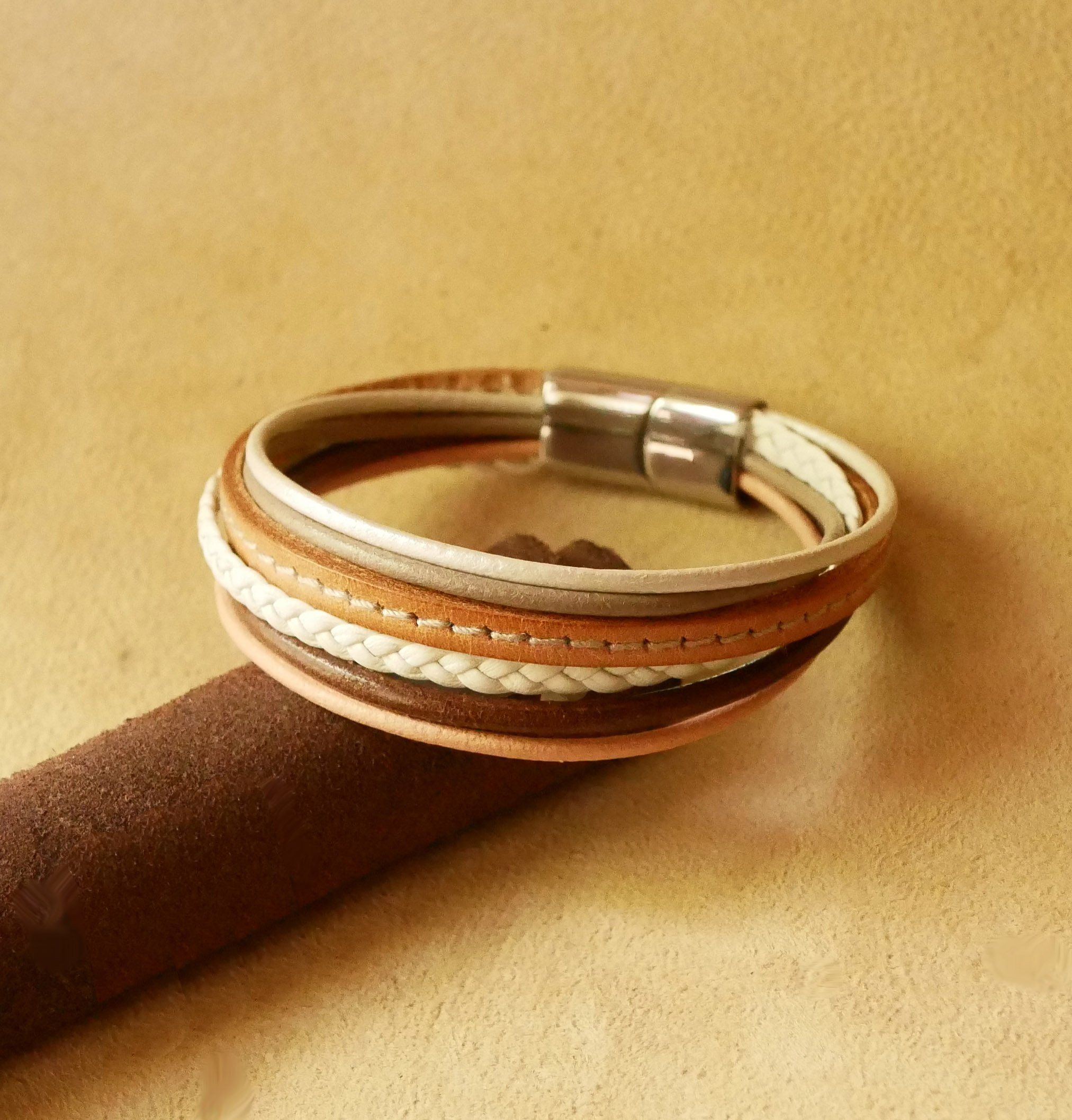 Multi l&aelig;dermanchetarmb&aring;nd til kvinder i beige toner