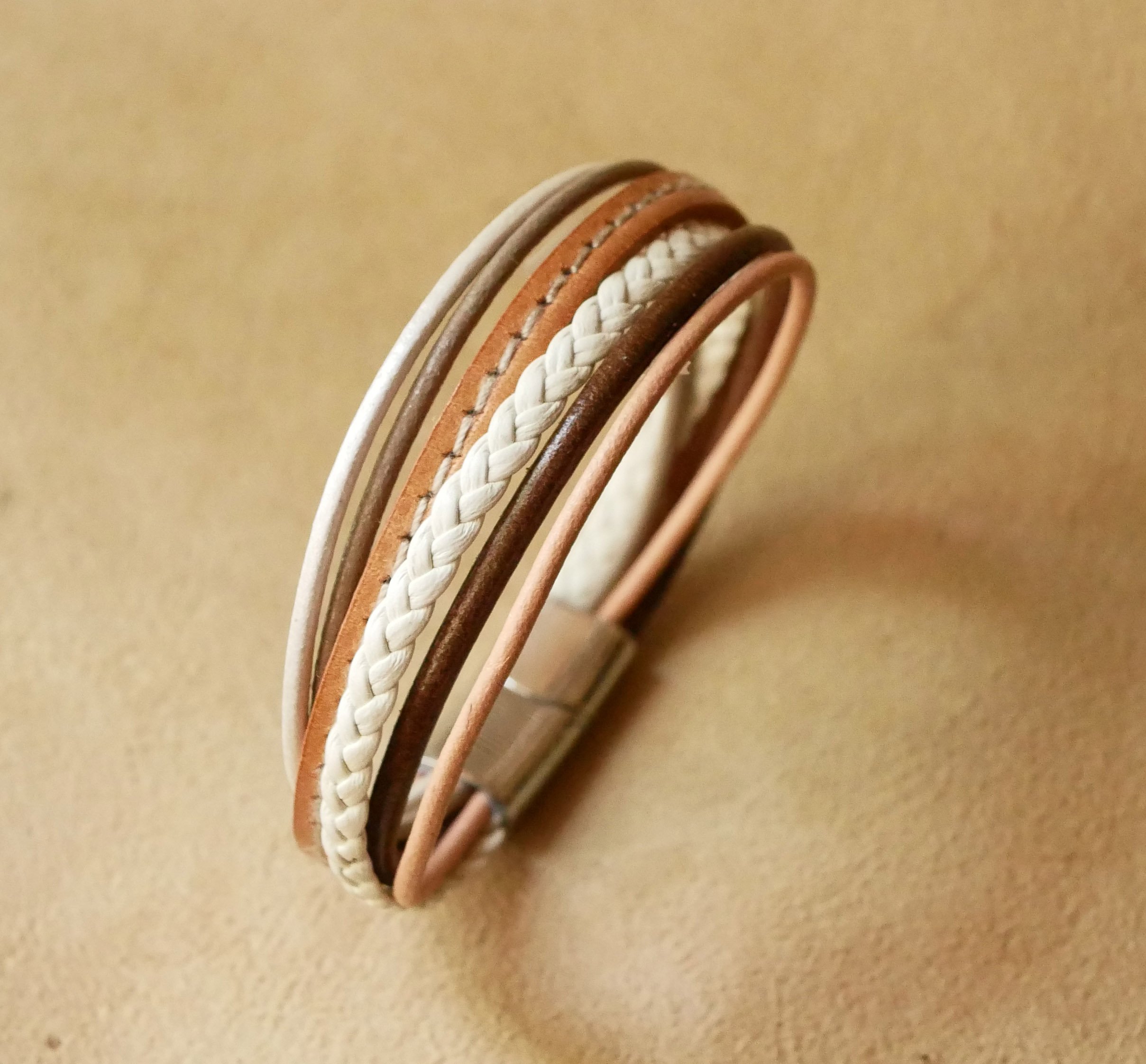 Multi l&aelig;dermanchetarmb&aring;nd til kvinder i beige toner