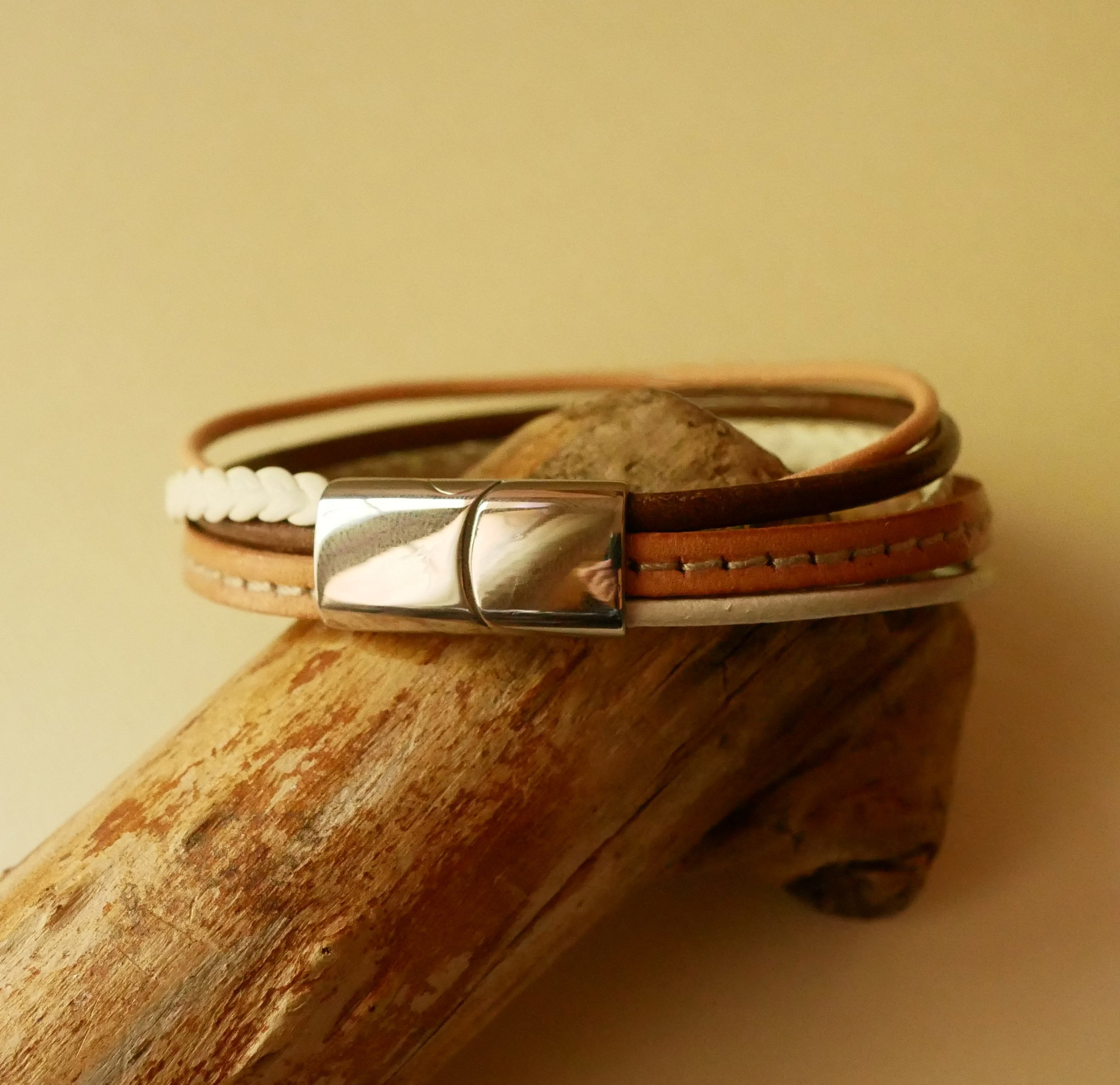 Multi l&aelig;dermanchetarmb&aring;nd til kvinder i beige toner