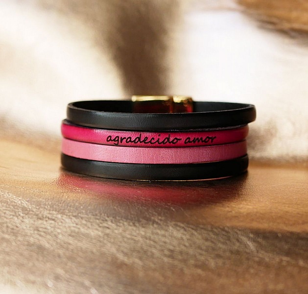 Bracelet manchette multi cuir personnalisable avec message grav&eacute;