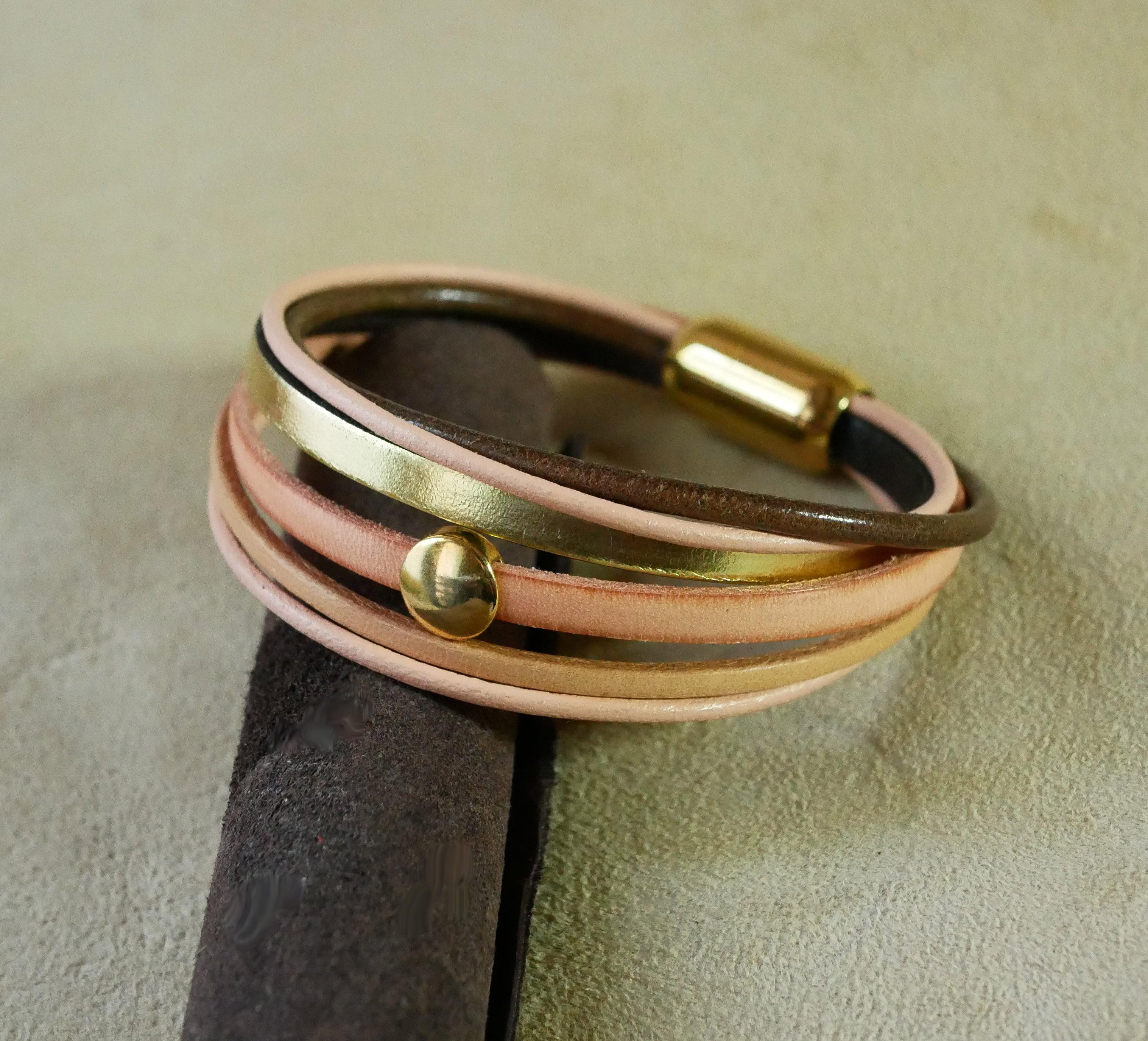 Manchetarmb&aring;nd i fersken og guld med flere l&aelig;dertyper til kvinder