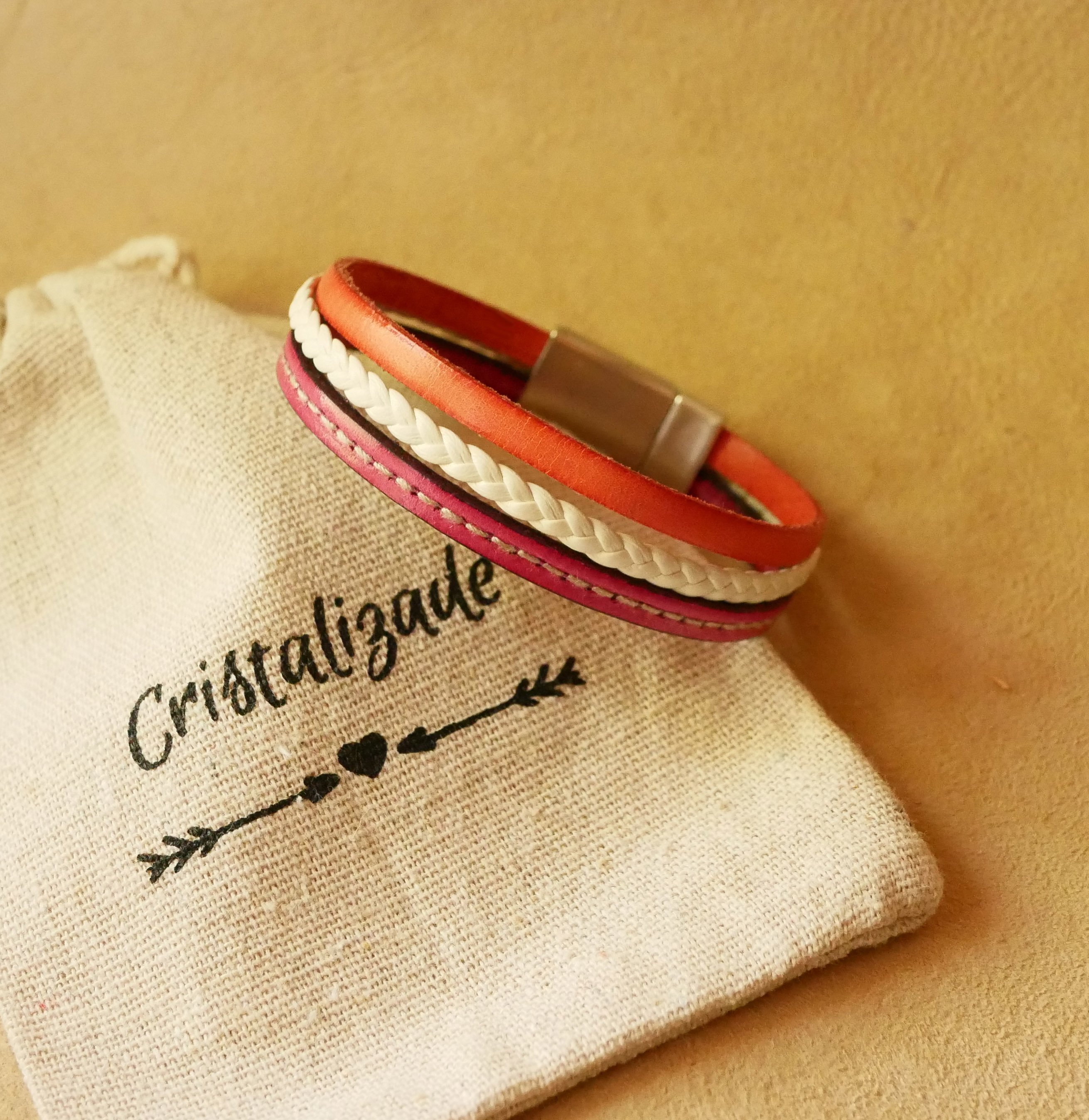 Flettet manchetarmb&aring;nd i hvidt og koralfarvet l&aelig;der