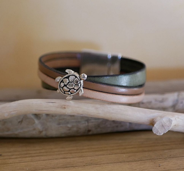 Multi l&aelig;dermanchetarmb&aring;nd med skildpaddedesign og stor magnetl&aring;s