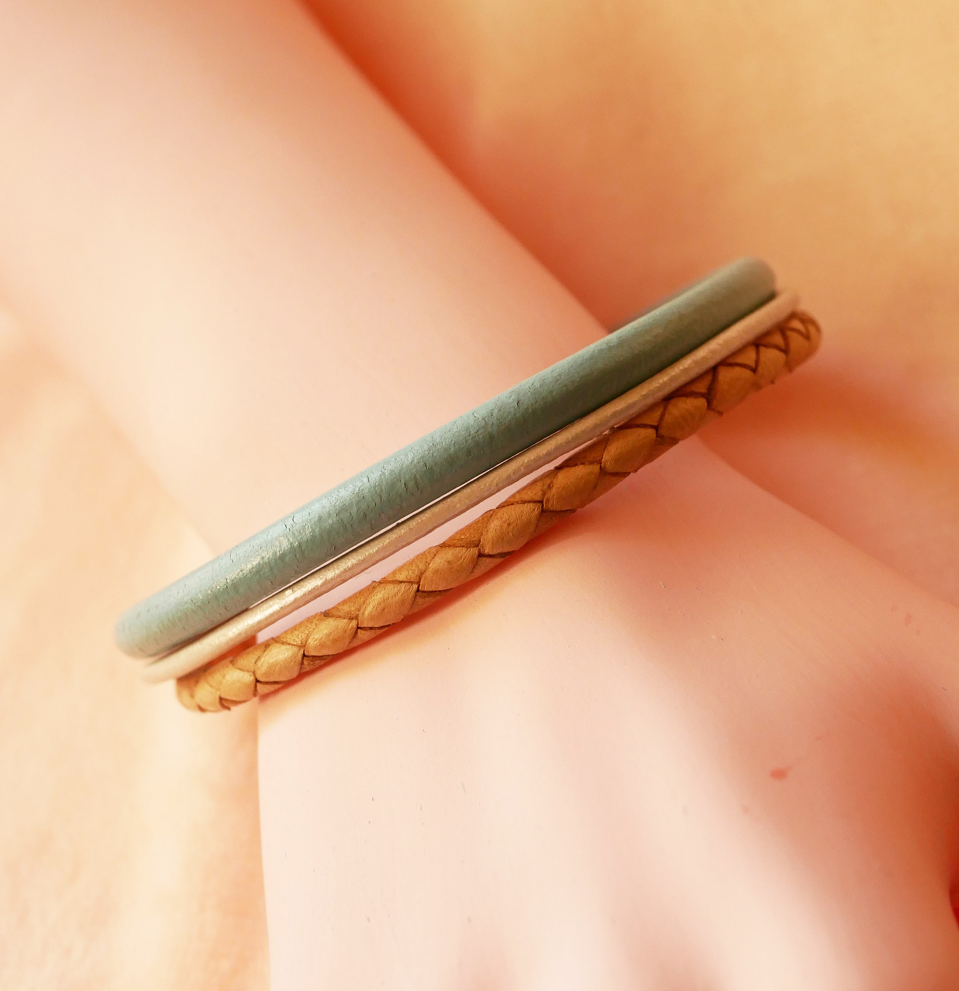 Manchetarmb&aring;nd i beige og turkis multi-l&aelig;der