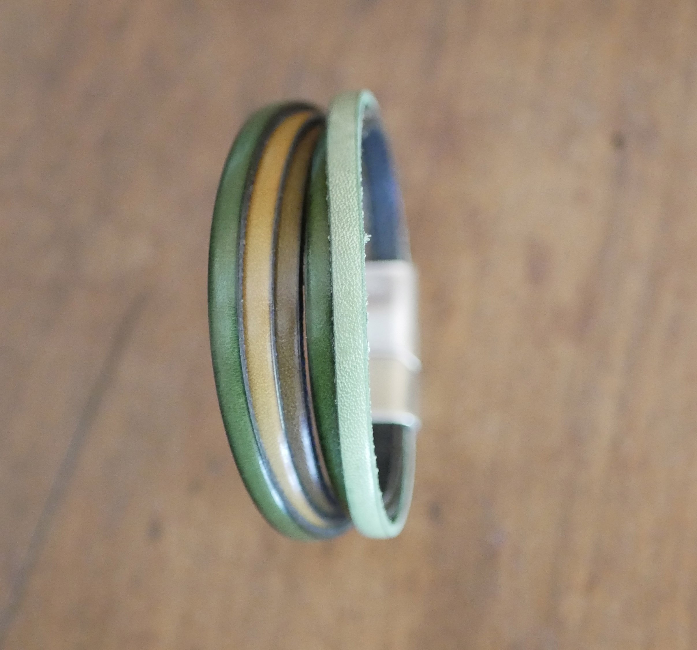 Manchetarmb&aring;nd i flere l&aelig;dertyper i gr&oslash;nne nuancer