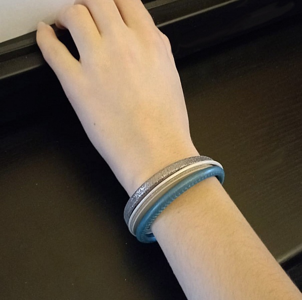 Manchetarmb&aring;nd i bl&aring;t og s&oslash;lv med flere l&aelig;dertyper