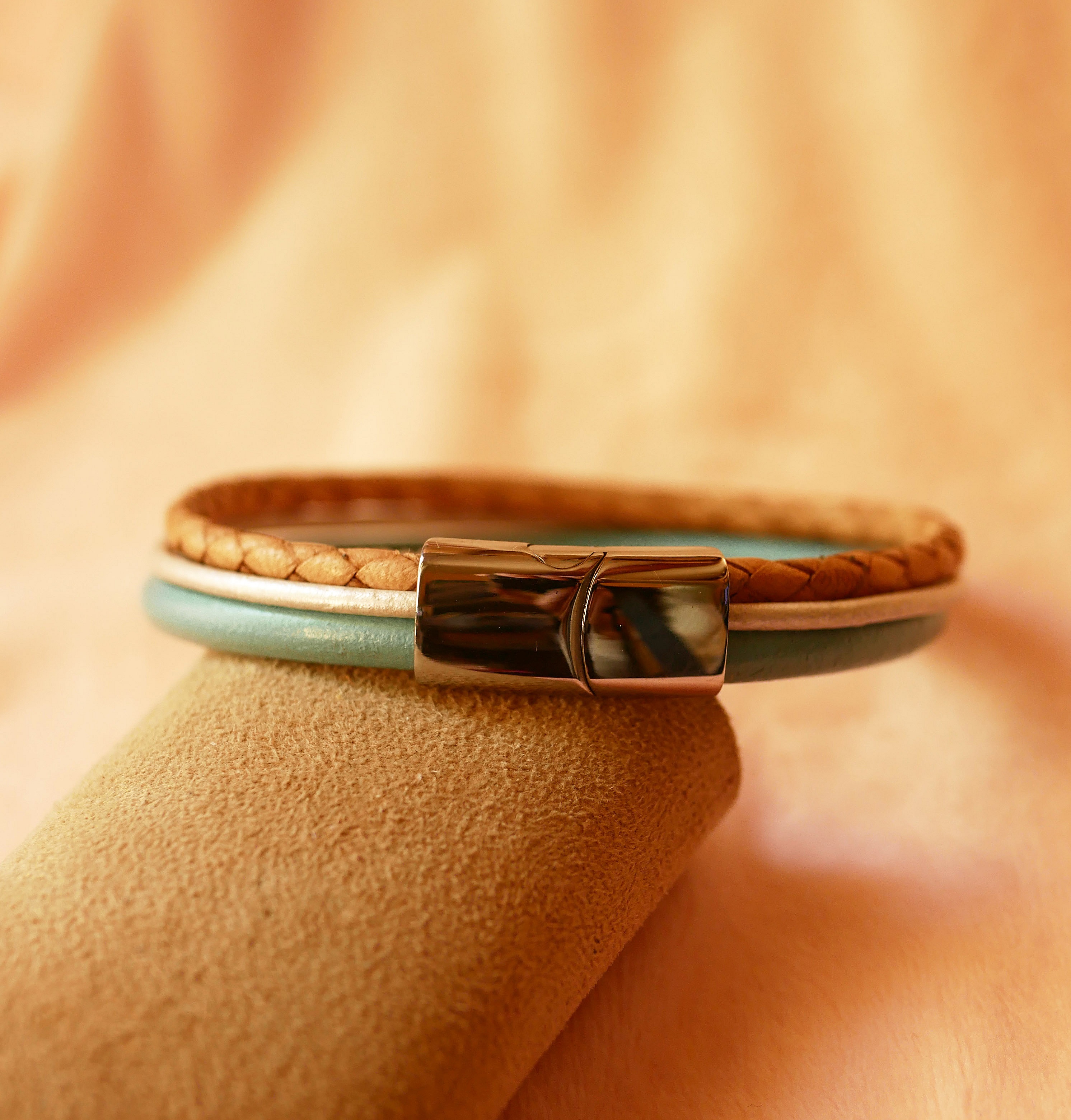 Manchetarmb&aring;nd i beige og turkis multi-l&aelig;der