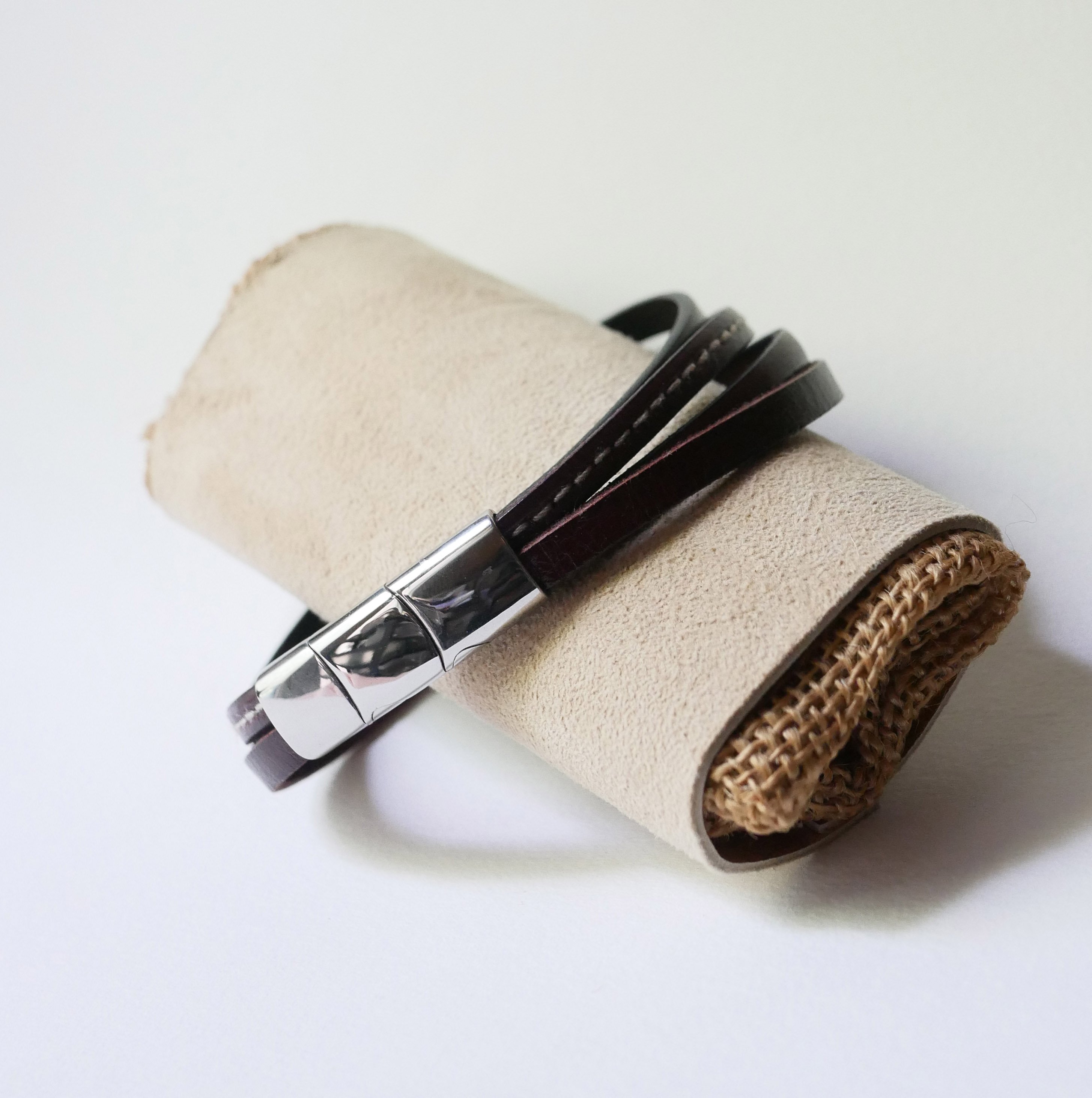 Manchetarmb&aring;nd i brunt l&aelig;der til m&aelig;nd