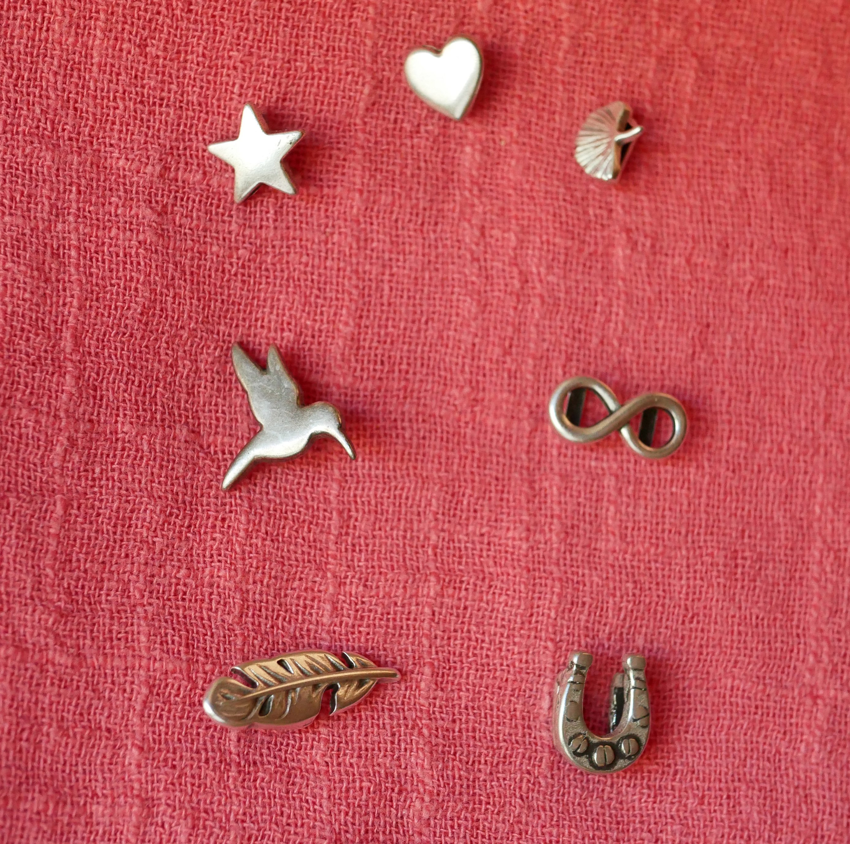 Manchetarmb&aring;nd i turkis og brunt multi-l&aelig;der med 2 s&oslash;lvbelagte sl&oslash;jfer