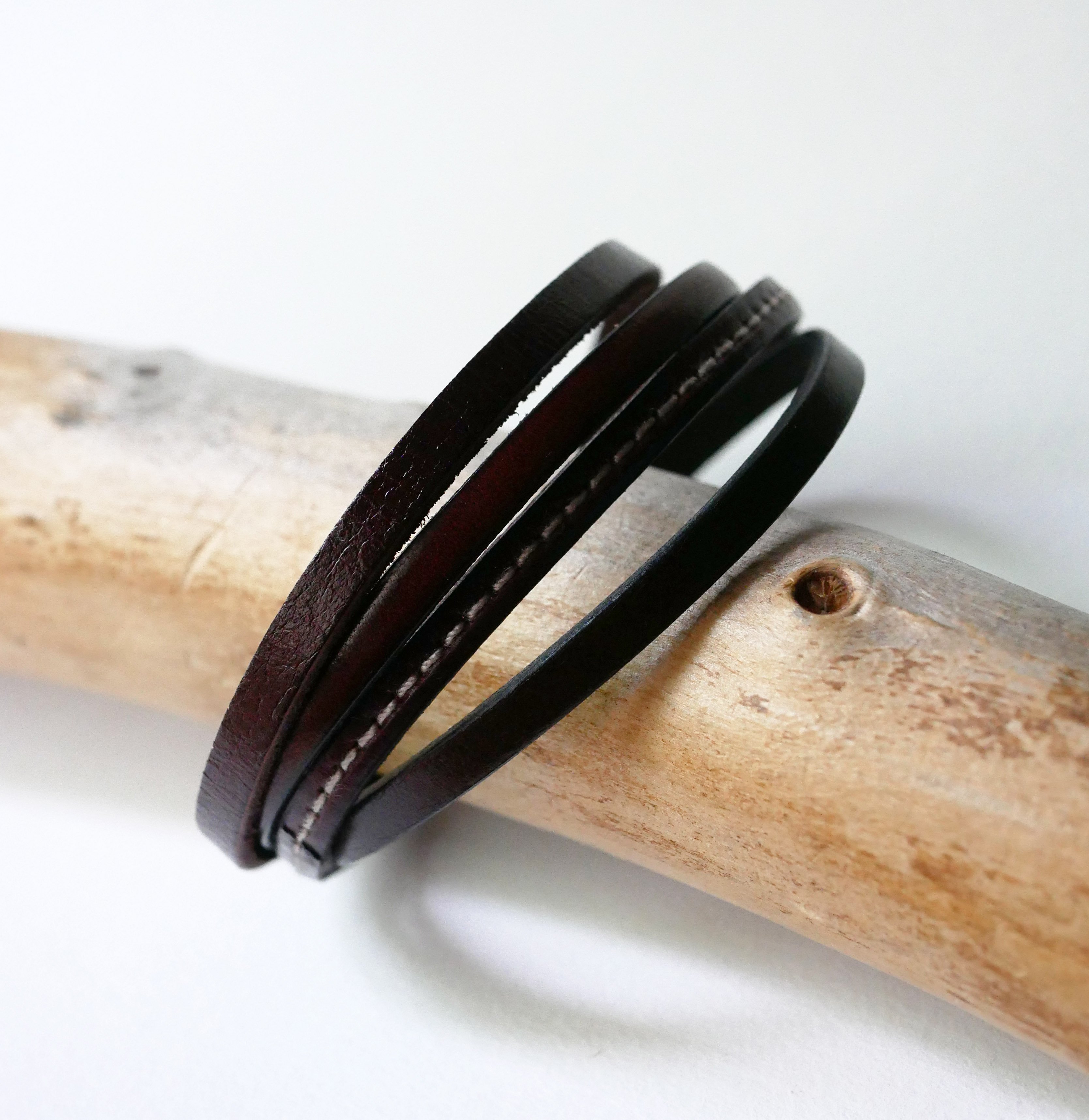 Manchetarmb&aring;nd i brunt l&aelig;der til m&aelig;nd