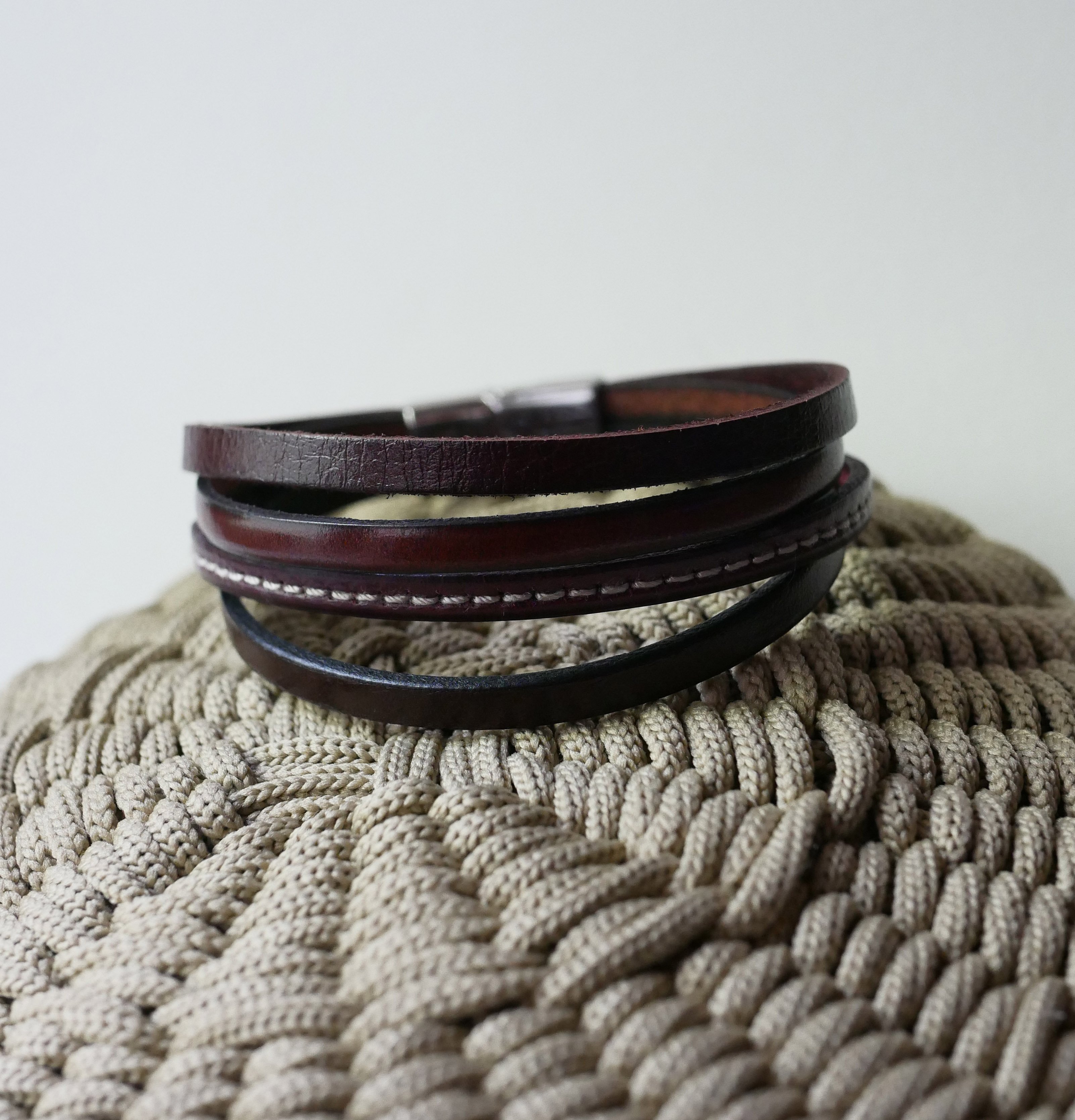 Manchetarmb&aring;nd i brunt l&aelig;der til m&aelig;nd