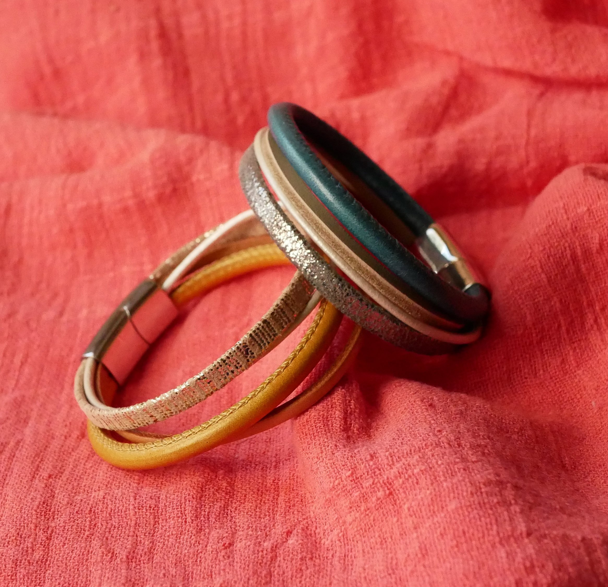 Manchetarmb&aring;nd i l&aelig;der i beige og guld