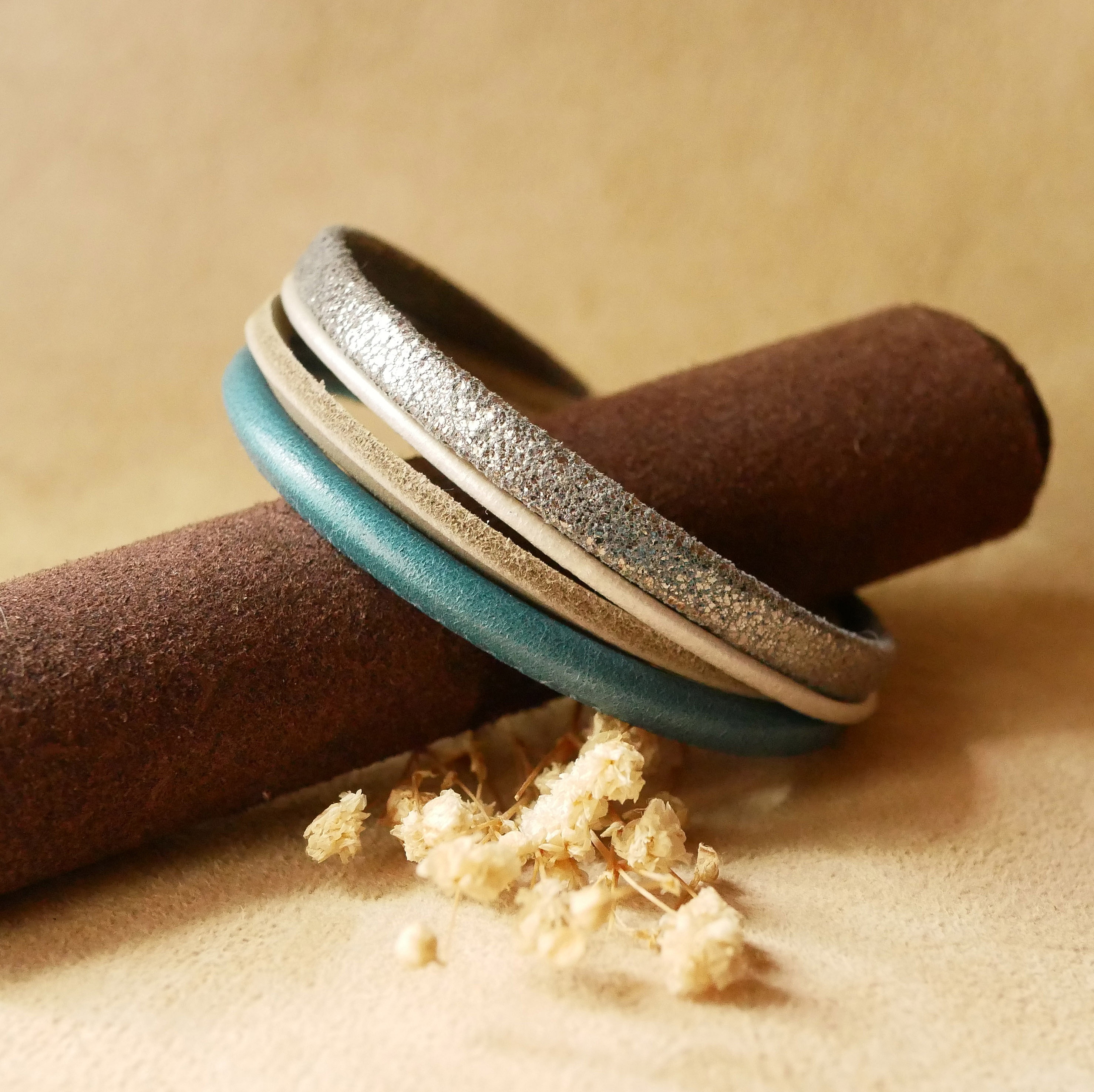 Manchetarmb&aring;nd i bl&aring;t og s&oslash;lv med flere l&aelig;dertyper