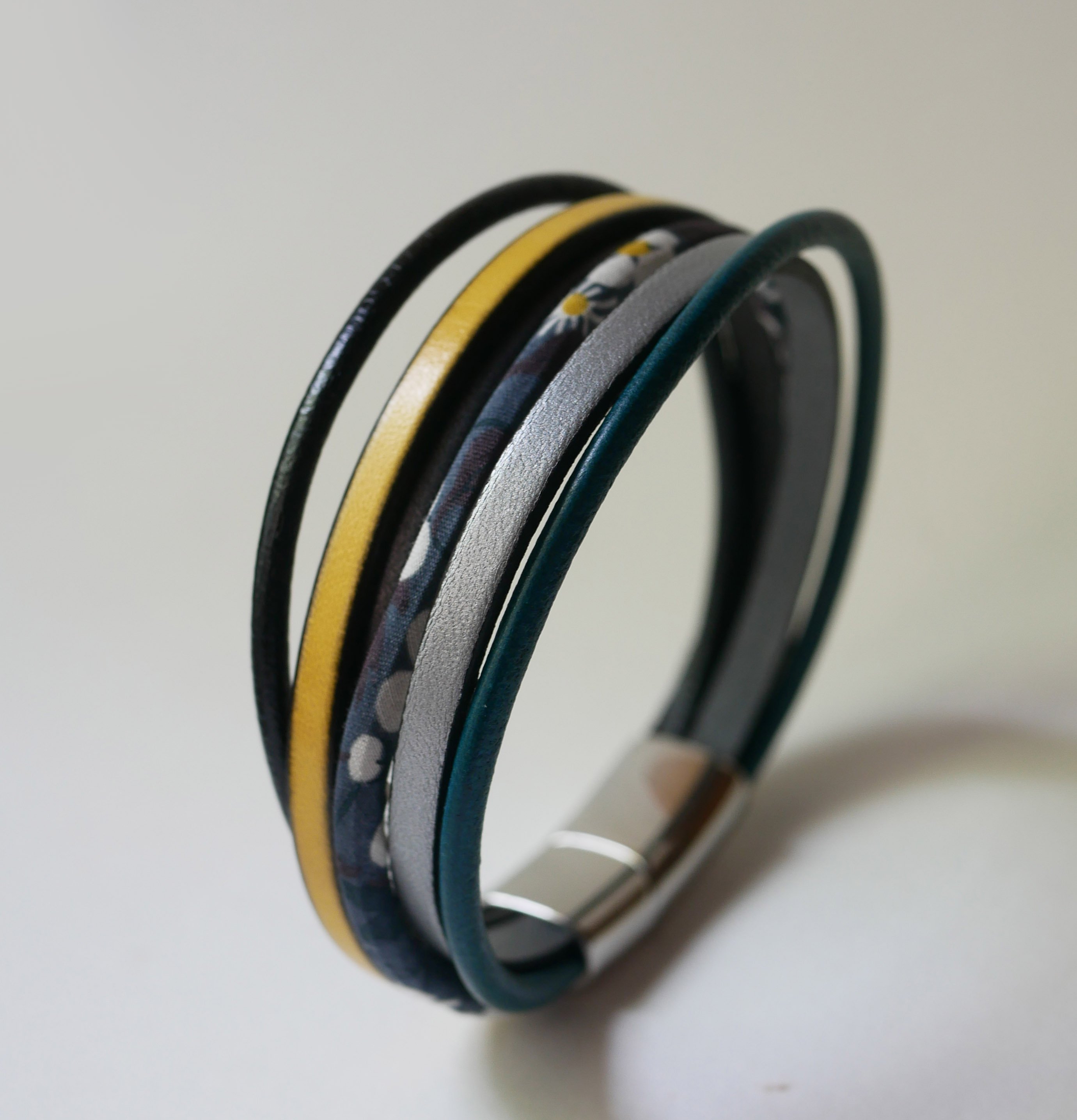 Manchetarmb&aring;nd i l&aelig;der med flere r&aelig;kker og antracitgr&aring; Liberty-snor