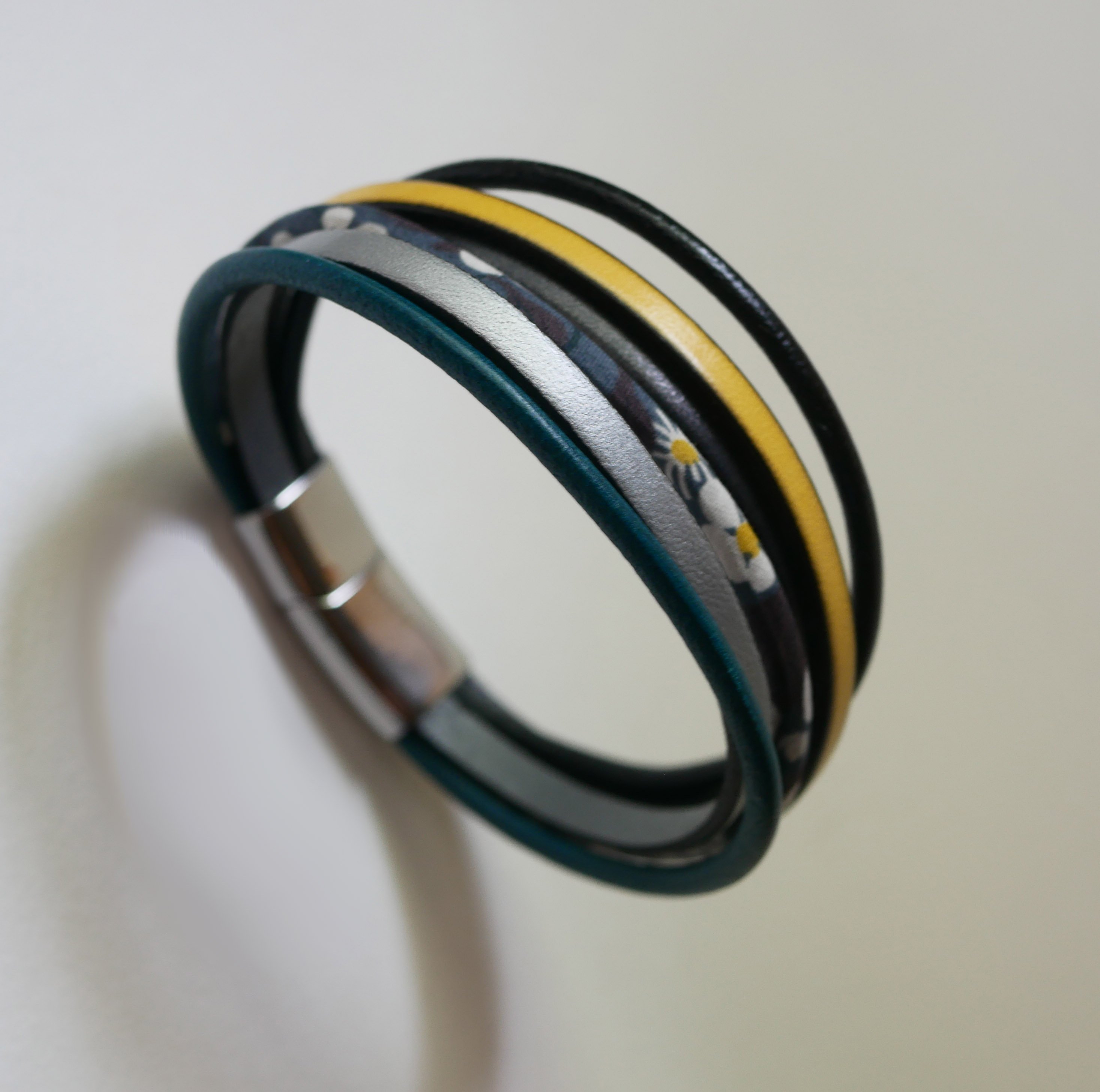 Manchetarmb&aring;nd i l&aelig;der med flere r&aelig;kker og antracitgr&aring; Liberty-snor