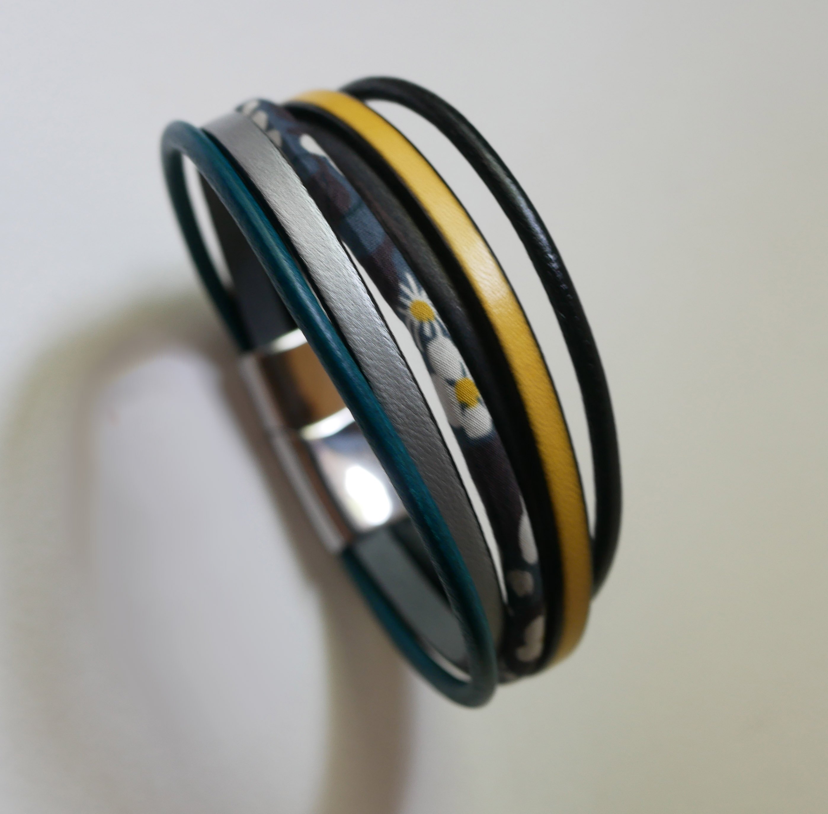 Manchetarmb&aring;nd i l&aelig;der med flere r&aelig;kker og antracitgr&aring; Liberty-snor