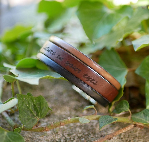 Bracelet manchette &agrave; personnaliser couleurs des cuirs et message grav&eacute;