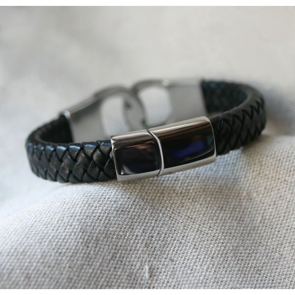 Flettet l&aelig;der h&aring;ndjernsarmb&aring;nd i en farve og st&oslash;rrelse efter eget valg