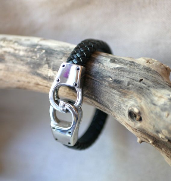 Flettet l&aelig;der h&aring;ndjernsarmb&aring;nd i en farve og st&oslash;rrelse efter eget valg