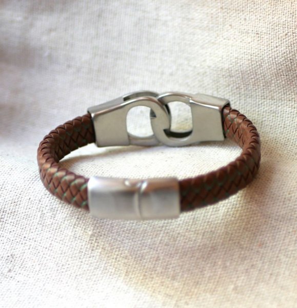 Flettet l&aelig;der h&aring;ndjernsarmb&aring;nd i en farve og st&oslash;rrelse efter eget valg