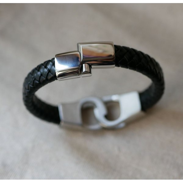 Flettet l&aelig;der h&aring;ndjernsarmb&aring;nd i en farve og st&oslash;rrelse efter eget valg