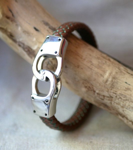 Flettet l&aelig;der h&aring;ndjernsarmb&aring;nd i en farve og st&oslash;rrelse efter eget valg